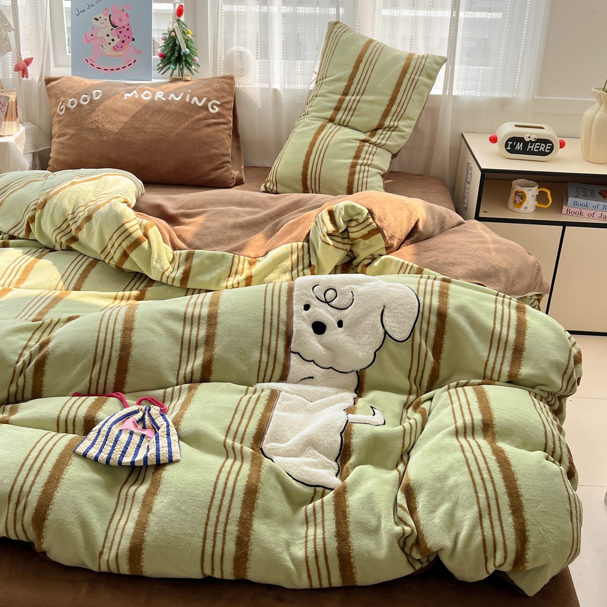 91家纺网 家纺一手货源 找家纺 品乐家纺 2025秋冬新款高克重牛奶绒贴布绣四件套 条纹狗狗-绿