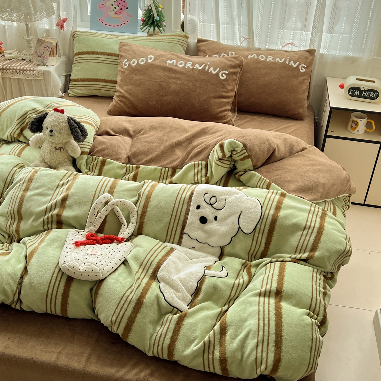 91家纺网 家纺一手货源 找家纺 品乐家纺 2025秋冬新款高克重牛奶绒贴布绣四件套 条纹狗狗-绿