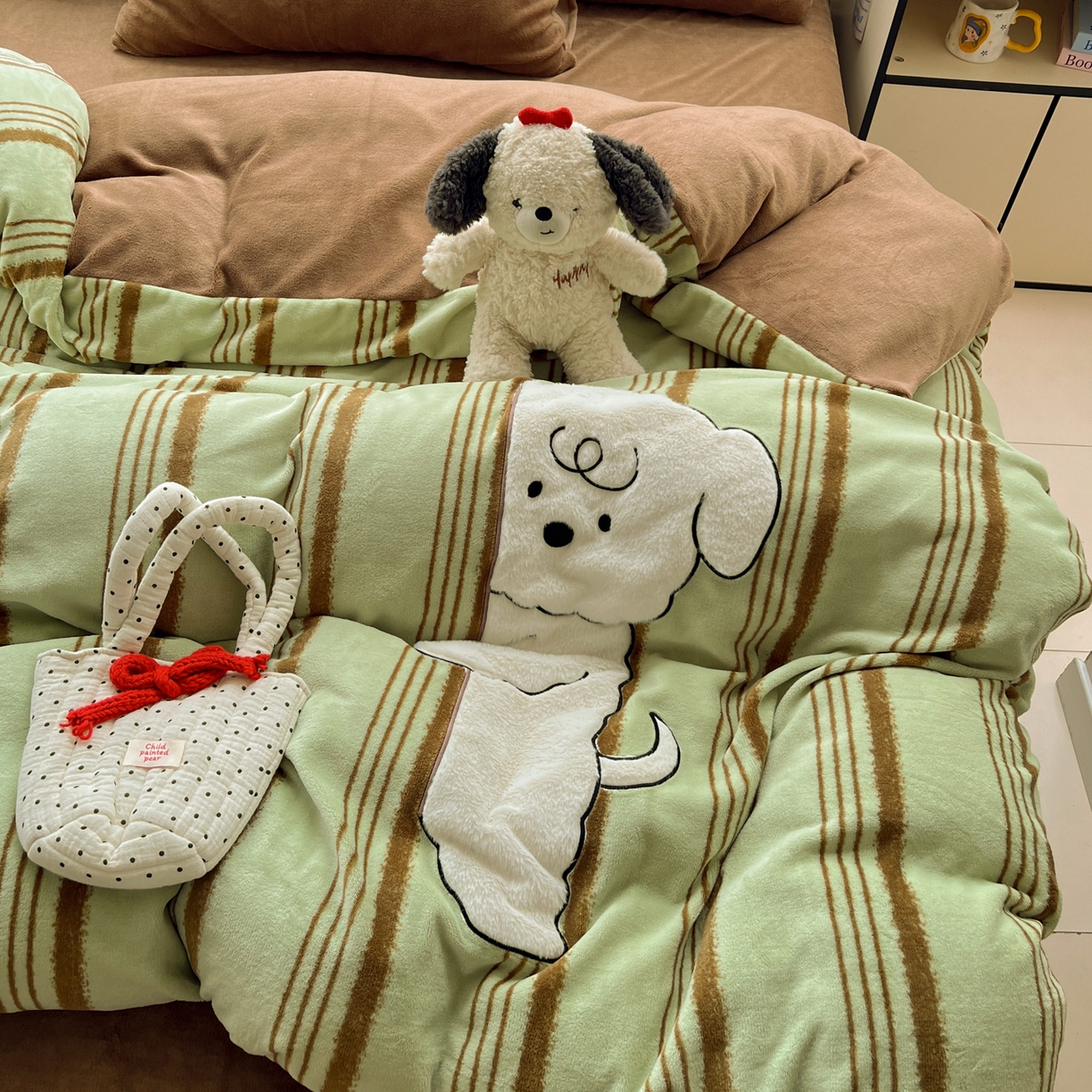 91家纺网 家纺一手货源 找家纺 品乐家纺 2025秋冬新款高克重牛奶绒贴布绣四件套 条纹狗狗-绿