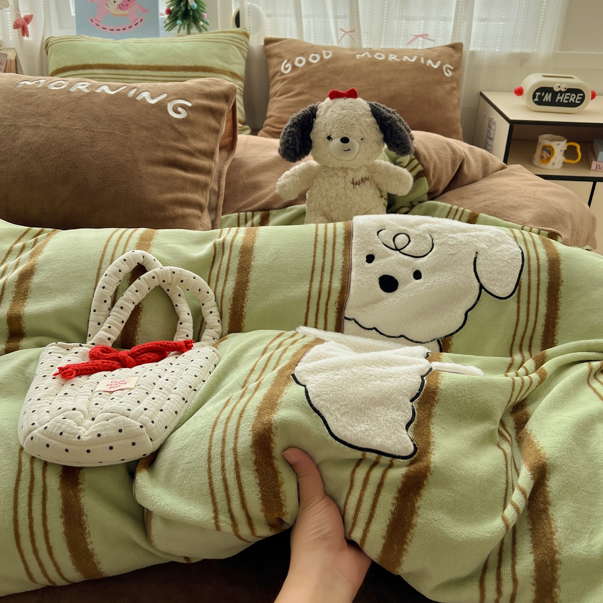 91家纺网 家纺一手货源 找家纺 品乐家纺 2025秋冬新款高克重牛奶绒贴布绣四件套 条纹狗狗-绿