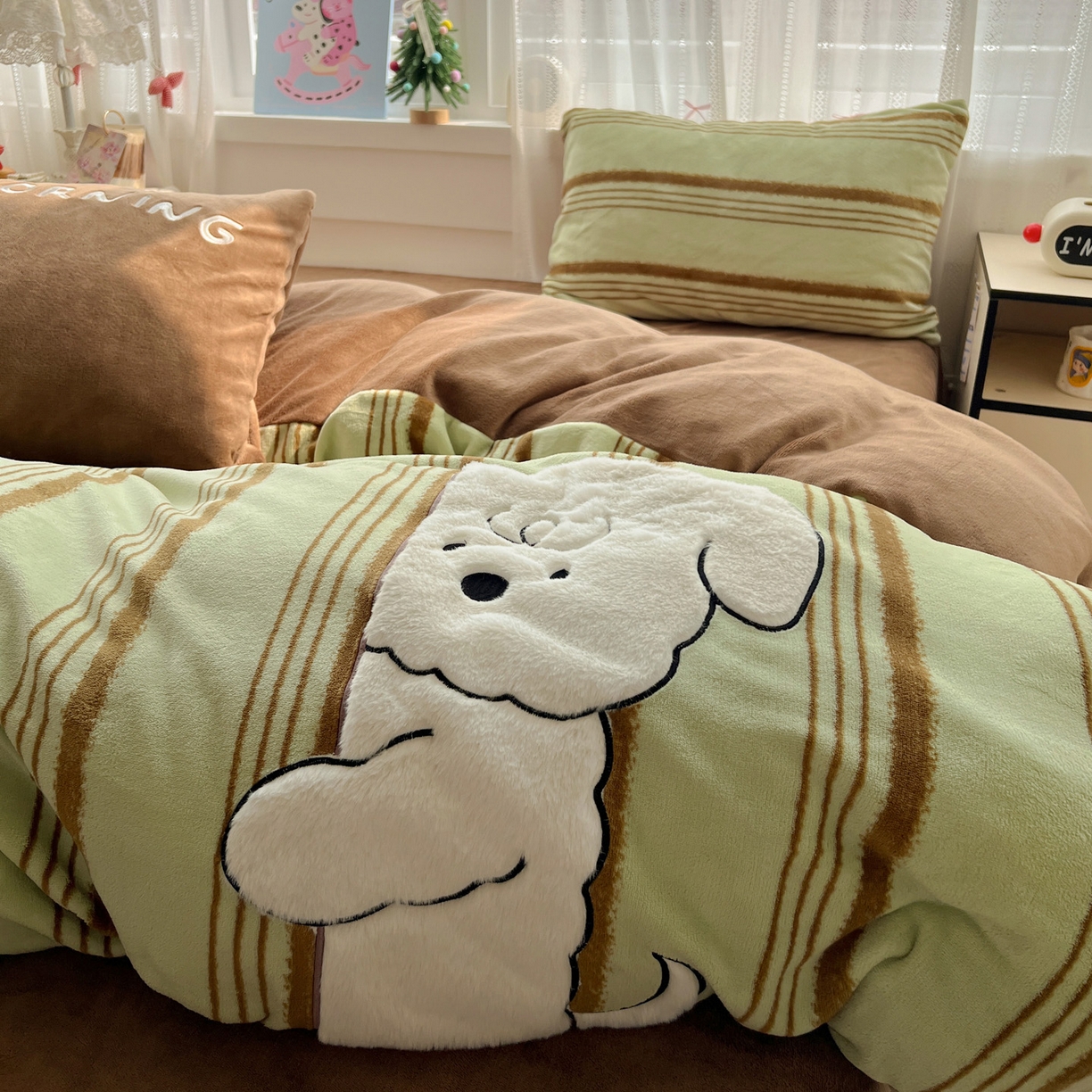 91家纺网 家纺一手货源 找家纺 品乐家纺 2025秋冬新款高克重牛奶绒贴布绣四件套 条纹狗狗-绿