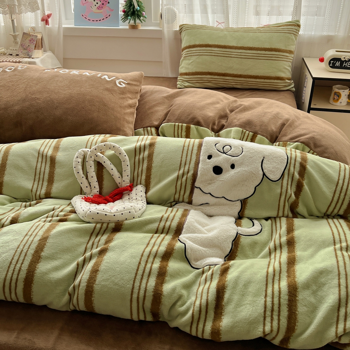 91家纺网 家纺一手货源 找家纺 品乐家纺 2025秋冬新款高克重牛奶绒贴布绣四件套 条纹狗狗-绿