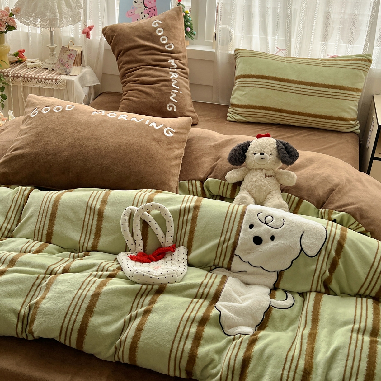 91家纺网 家纺一手货源 找家纺 品乐家纺 2025秋冬新款高克重牛奶绒贴布绣四件套 条纹狗狗-绿