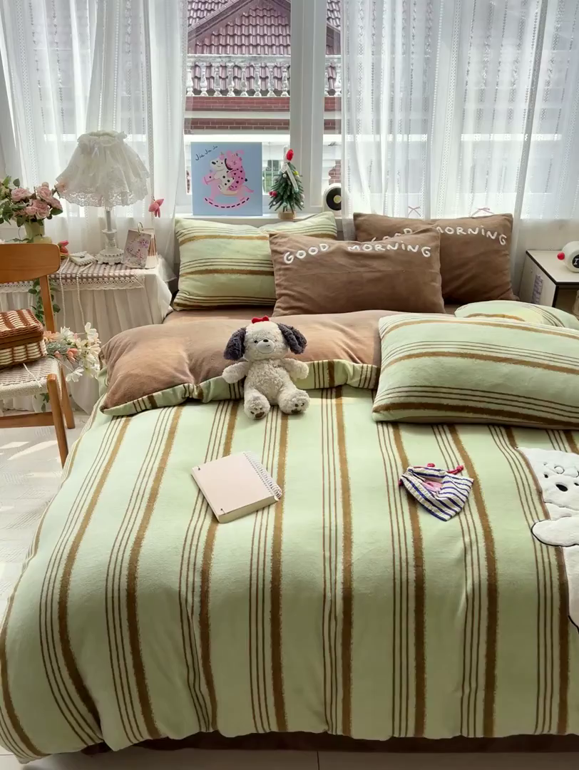 91家纺网 家纺一手货源 找家纺 品乐家纺 2025秋冬新款高克重牛奶绒贴布绣四件套 条纹狗狗-绿