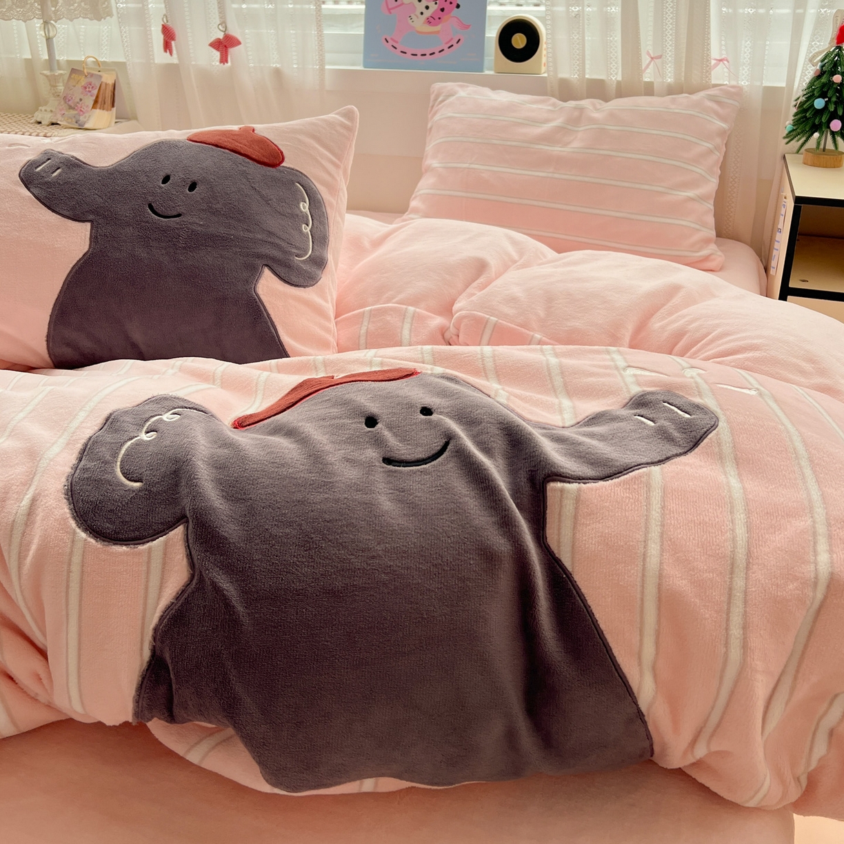 91家纺网 家纺一手货源 找家纺 品乐家纺 2025秋冬新款高克重牛奶绒贴布绣四件套 条纹小象-粉