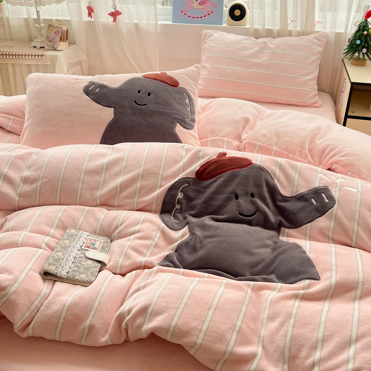 91家纺网 家纺一手货源 找家纺 品乐家纺 2025秋冬新款高克重牛奶绒贴布绣四件套 条纹小象-粉