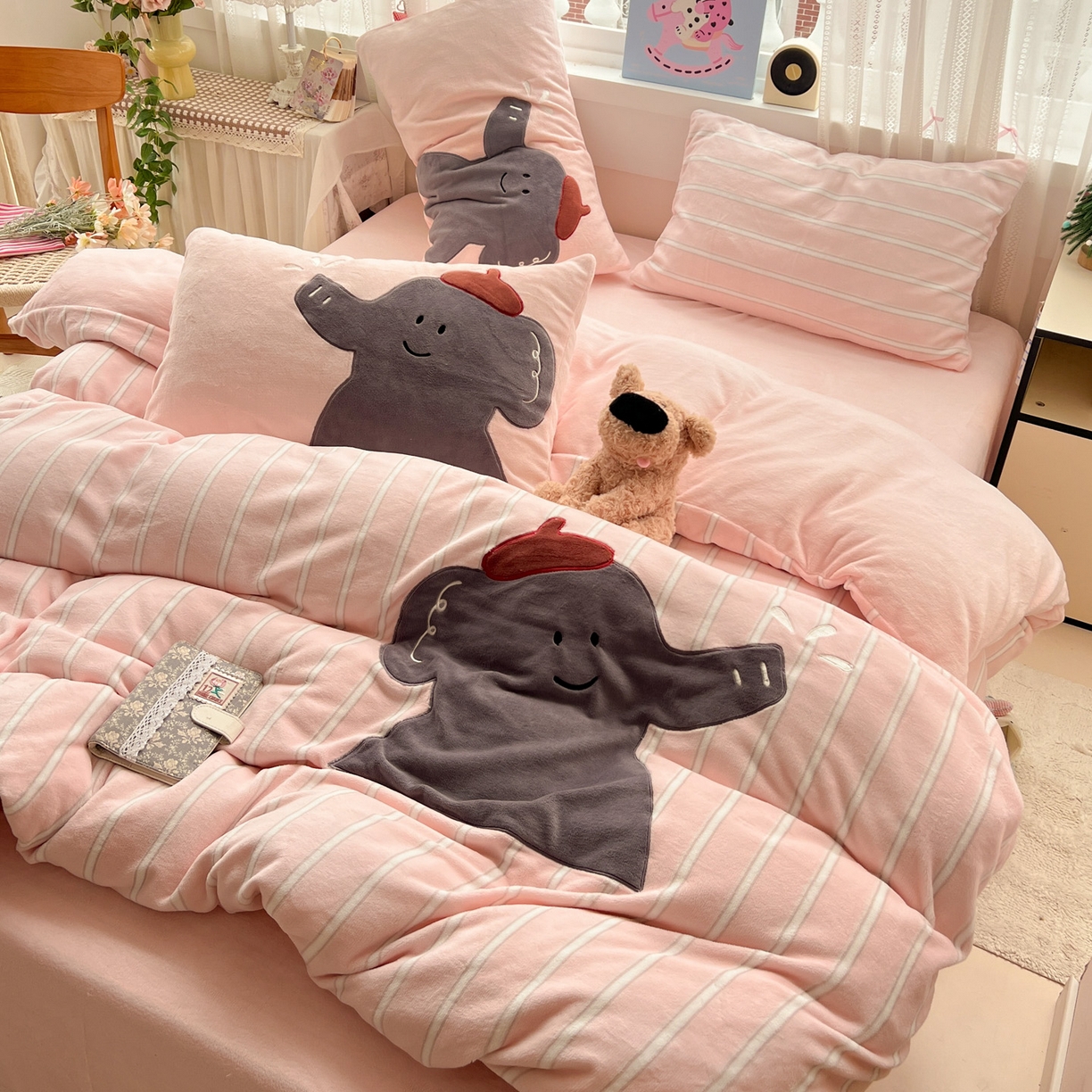 91家纺网 家纺一手货源 找家纺 品乐家纺 2025秋冬新款高克重牛奶绒贴布绣四件套 条纹小象-粉