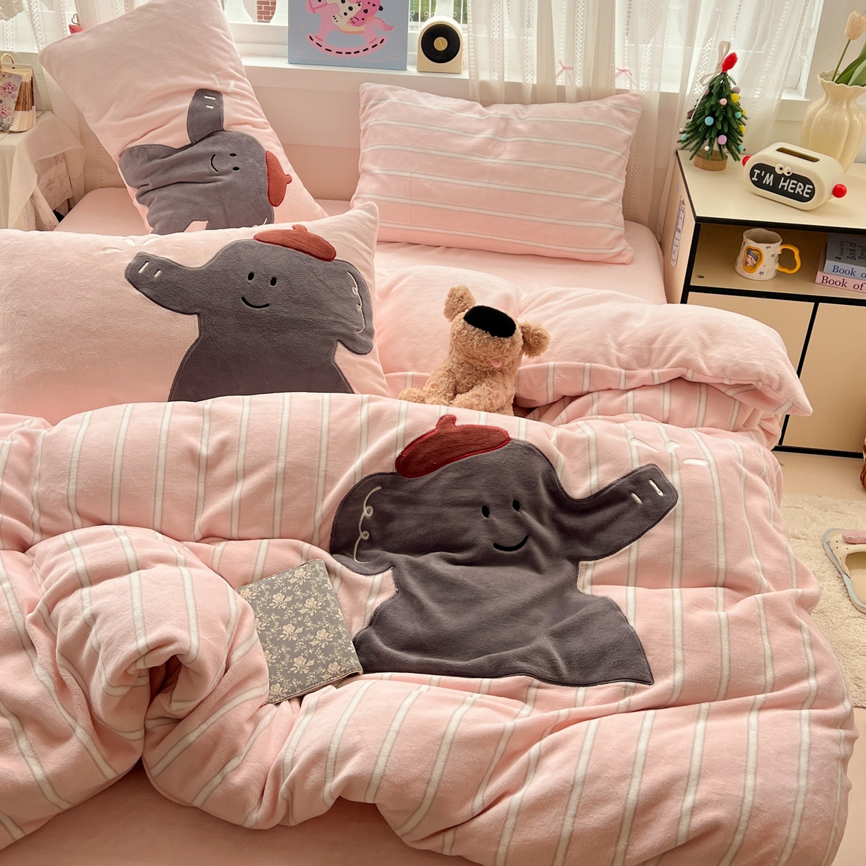 91家纺网 家纺一手货源 找家纺 品乐家纺 2025秋冬新款高克重牛奶绒贴布绣四件套 条纹小象-粉