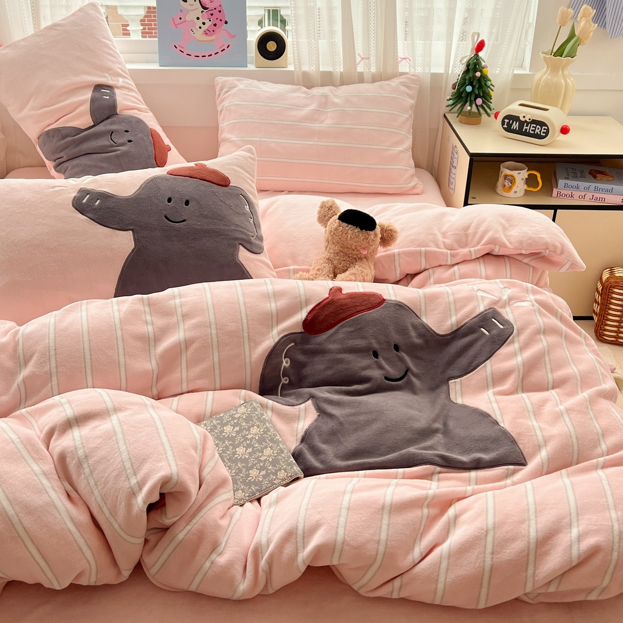 91家纺网 家纺一手货源 找家纺 品乐家纺 2025秋冬新款高克重牛奶绒贴布绣四件套 条纹小象-粉