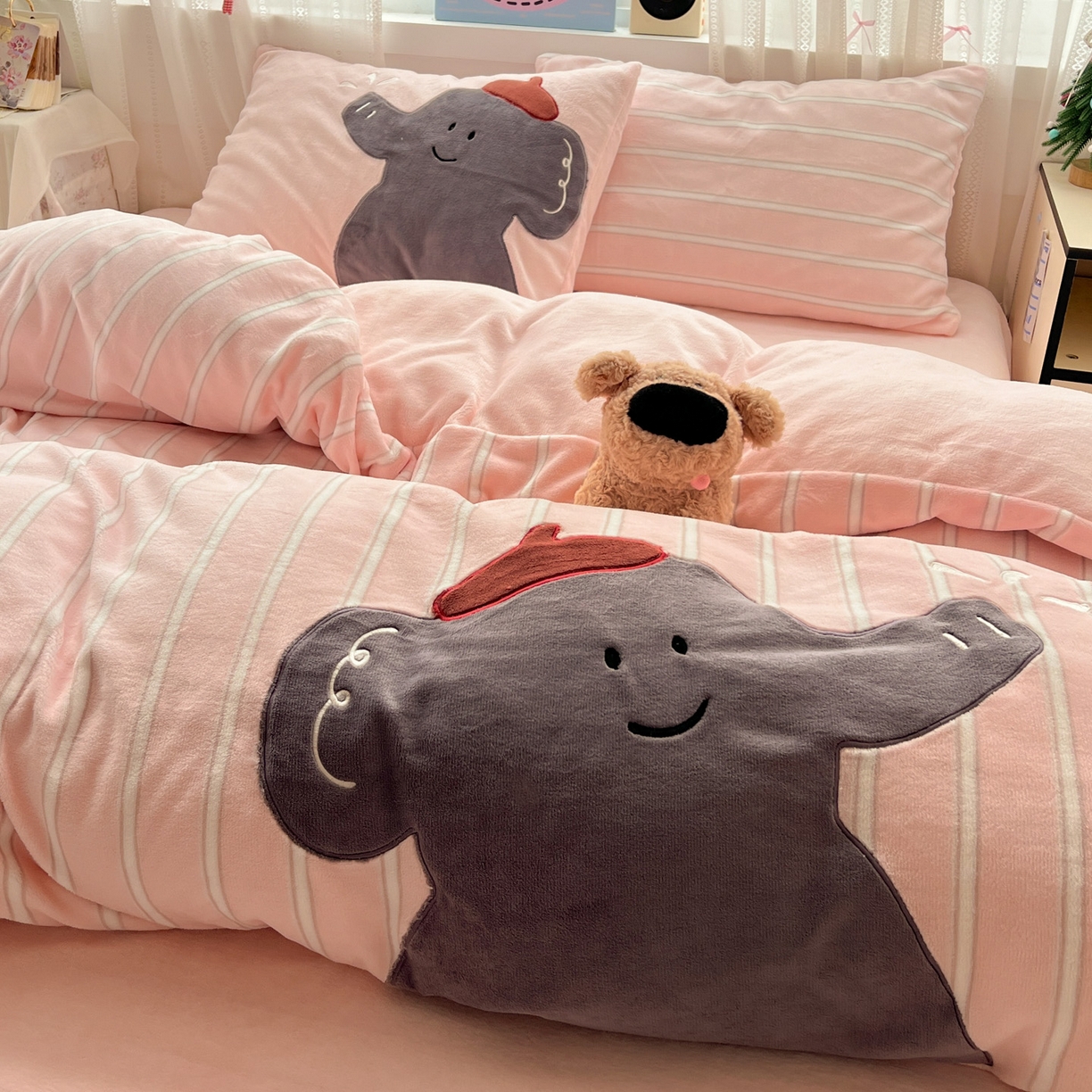 91家纺网 家纺一手货源 找家纺 品乐家纺 2025秋冬新款高克重牛奶绒贴布绣四件套 条纹小象-粉