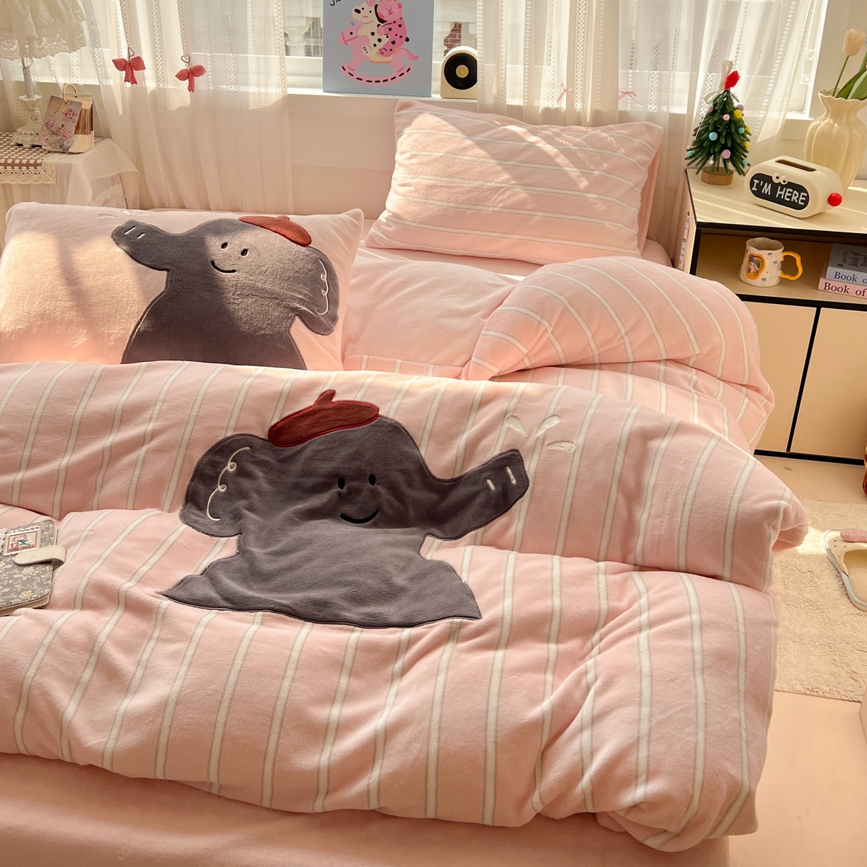 91家纺网 家纺一手货源 找家纺 品乐家纺 2025秋冬新款高克重牛奶绒贴布绣四件套 条纹小象-粉