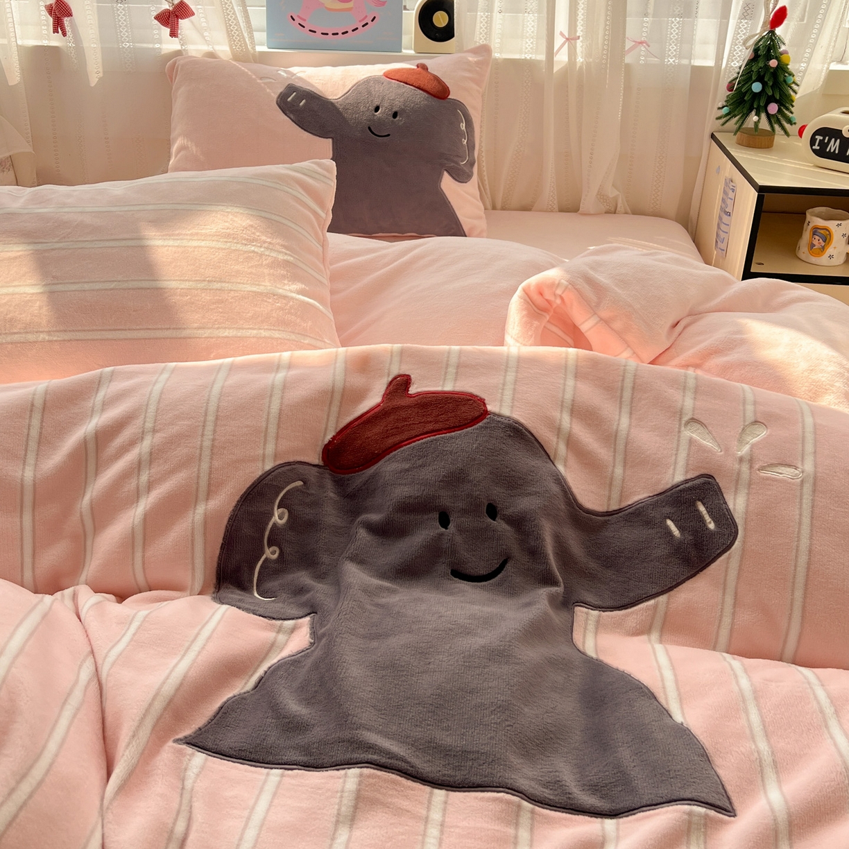 91家纺网 家纺一手货源 找家纺 品乐家纺 2025秋冬新款高克重牛奶绒贴布绣四件套 条纹小象-粉