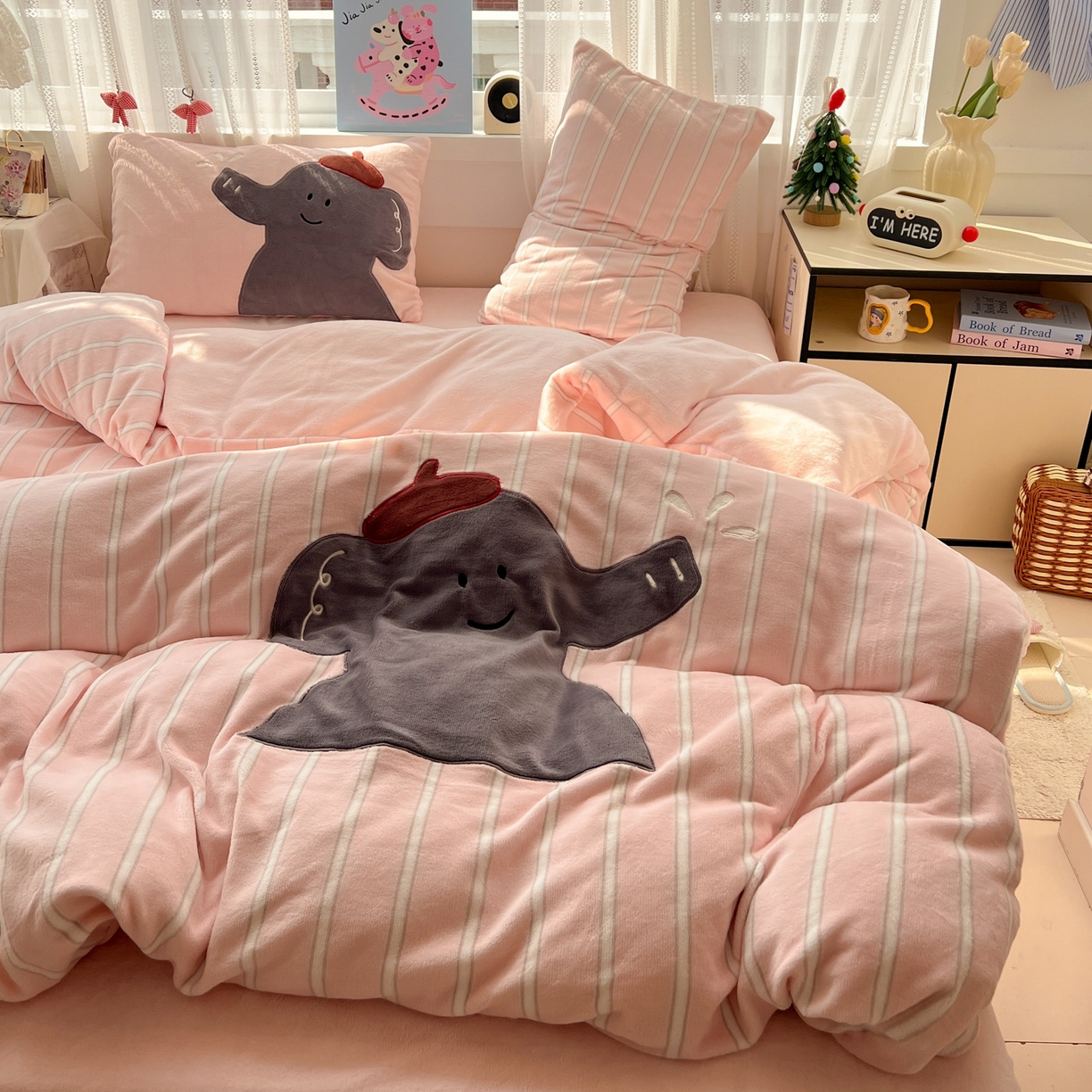 91家纺网 家纺一手货源 找家纺 品乐家纺 2025秋冬新款高克重牛奶绒贴布绣四件套 条纹小象-粉