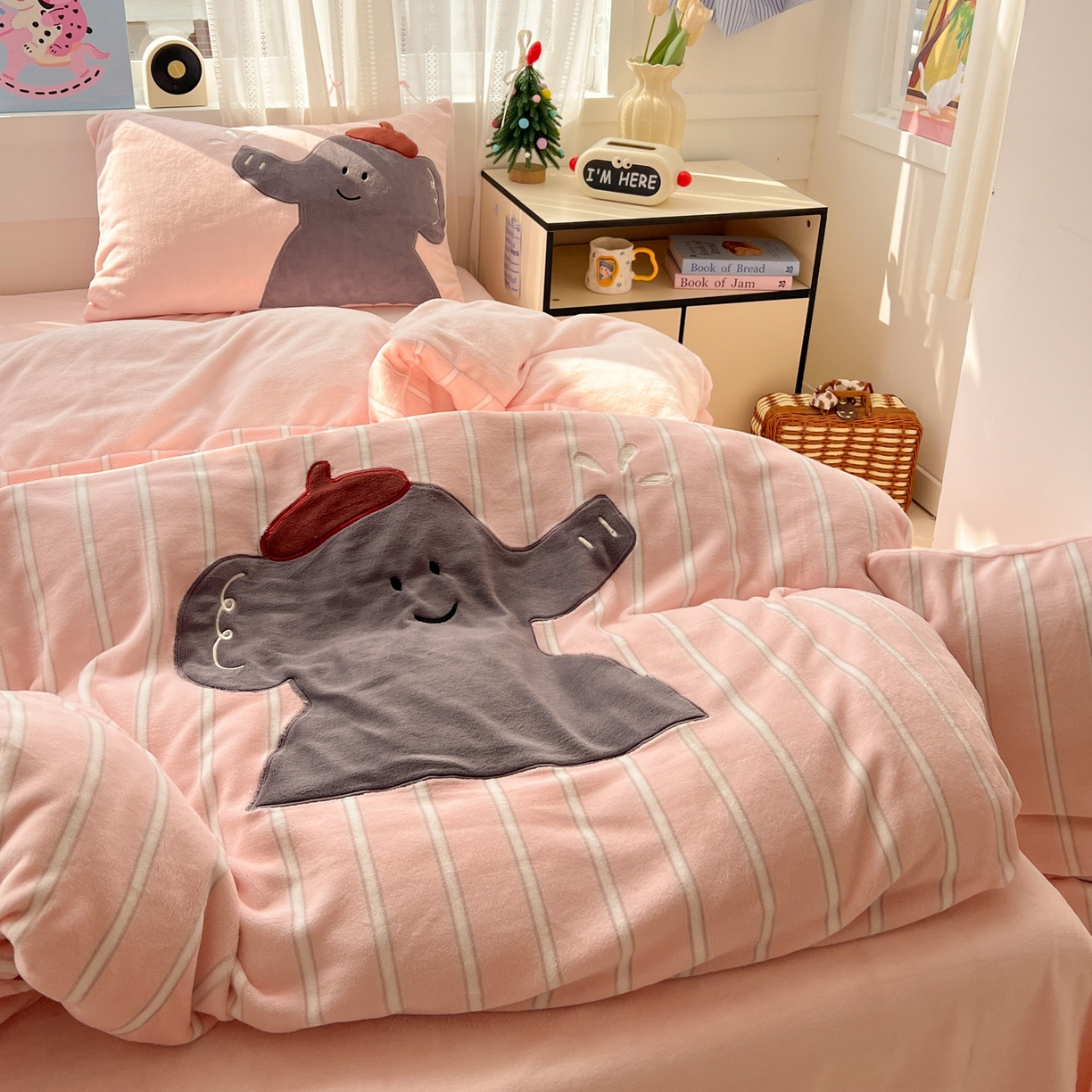 91家纺网 家纺一手货源 找家纺 品乐家纺 2025秋冬新款高克重牛奶绒贴布绣四件套 条纹小象-粉