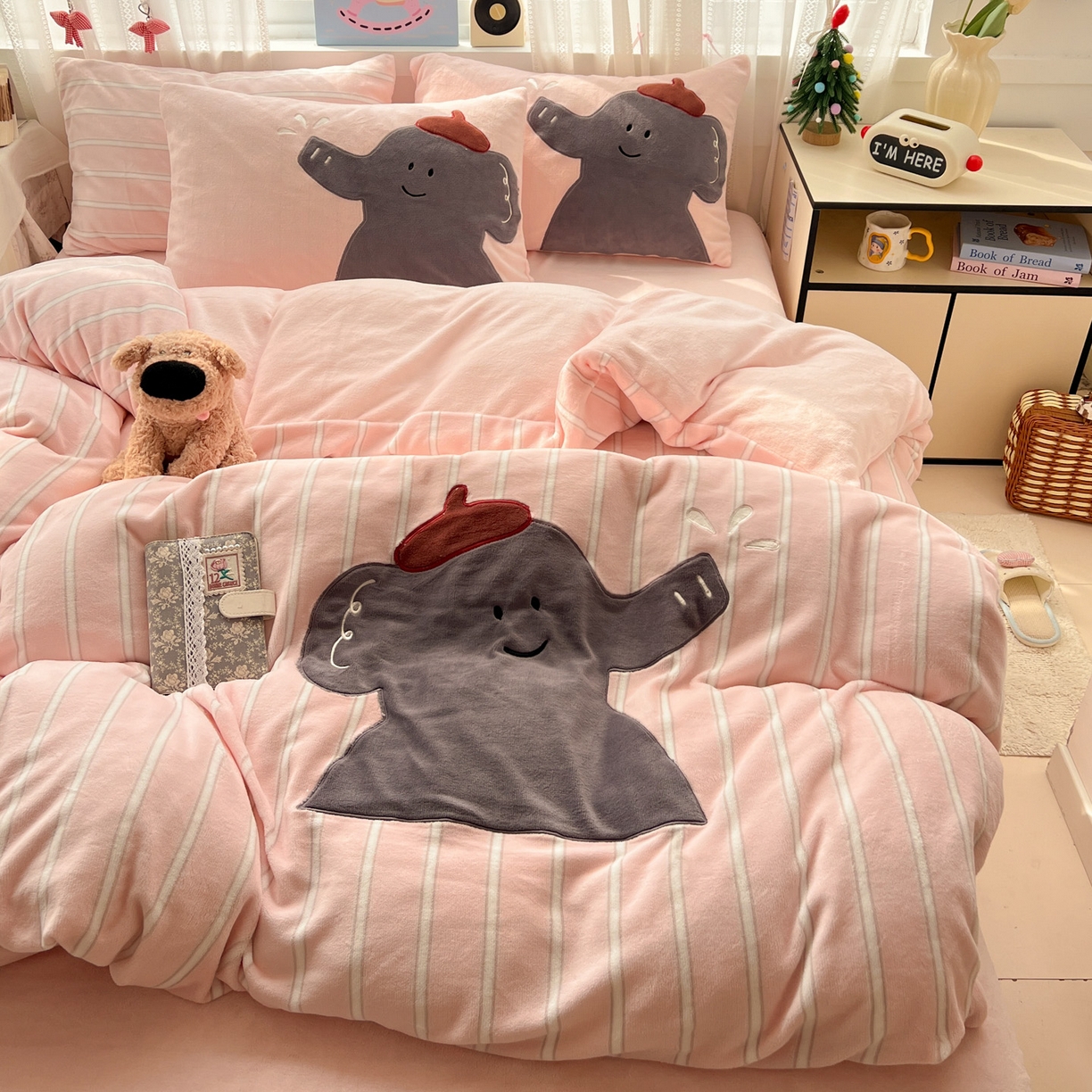 91家纺网 家纺一手货源 找家纺 品乐家纺 2025秋冬新款高克重牛奶绒贴布绣四件套 条纹小象-粉