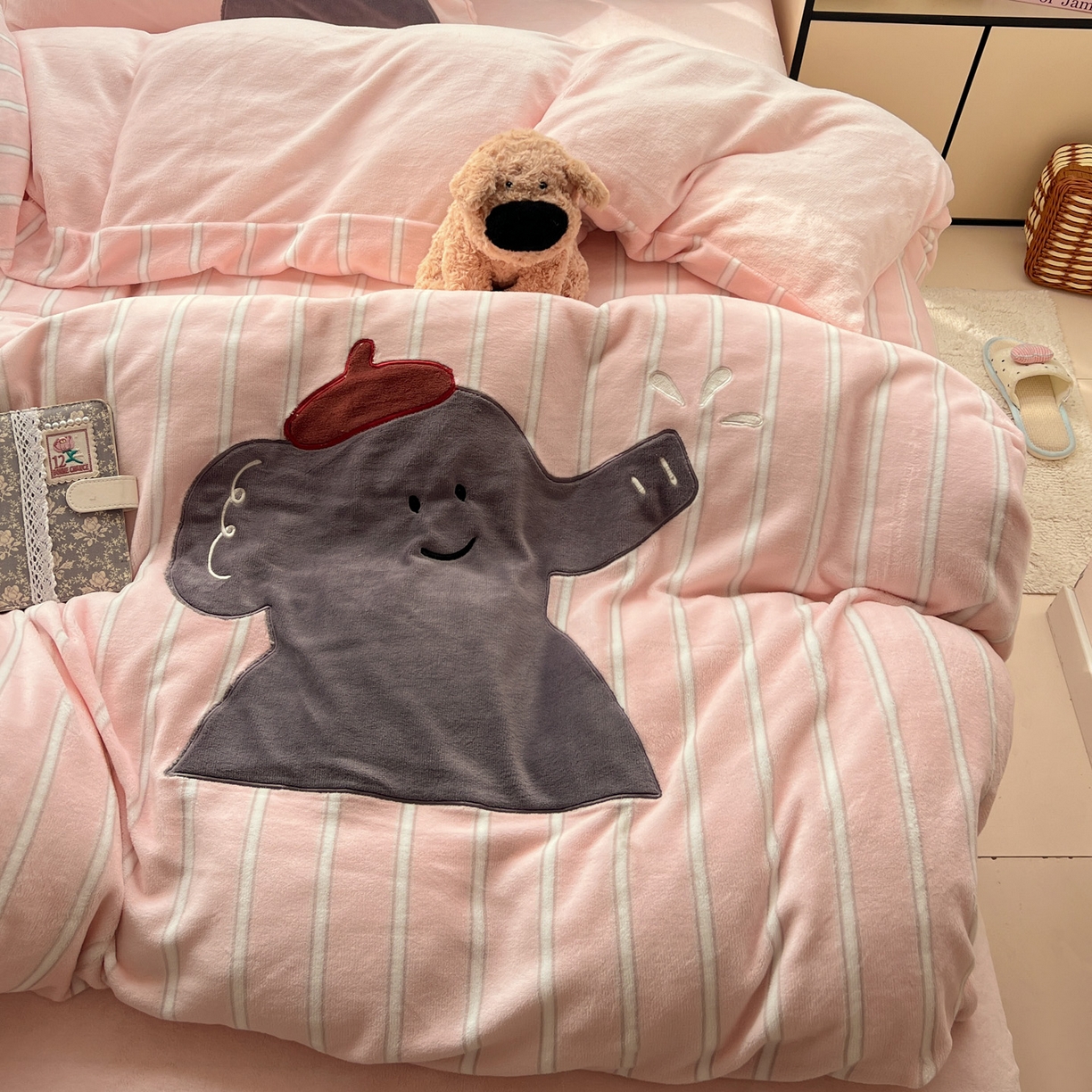 91家纺网 家纺一手货源 找家纺 品乐家纺 2025秋冬新款高克重牛奶绒贴布绣四件套 条纹小象-粉