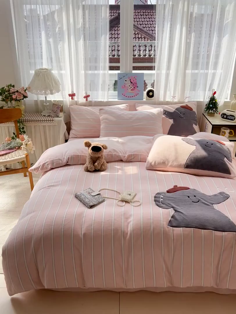 91家纺网 家纺一手货源 找家纺 品乐家纺 2025秋冬新款高克重牛奶绒贴布绣四件套 条纹小象-粉