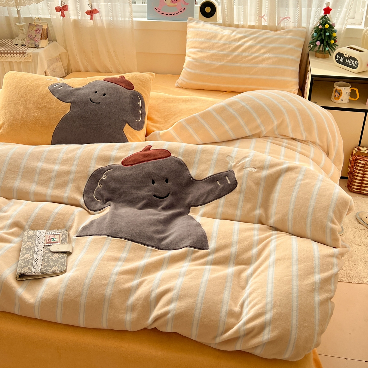 91家纺网 家纺一手货源 找家纺 品乐家纺 2025秋冬新款高克重牛奶绒贴布绣四件套 条纹小象-黄