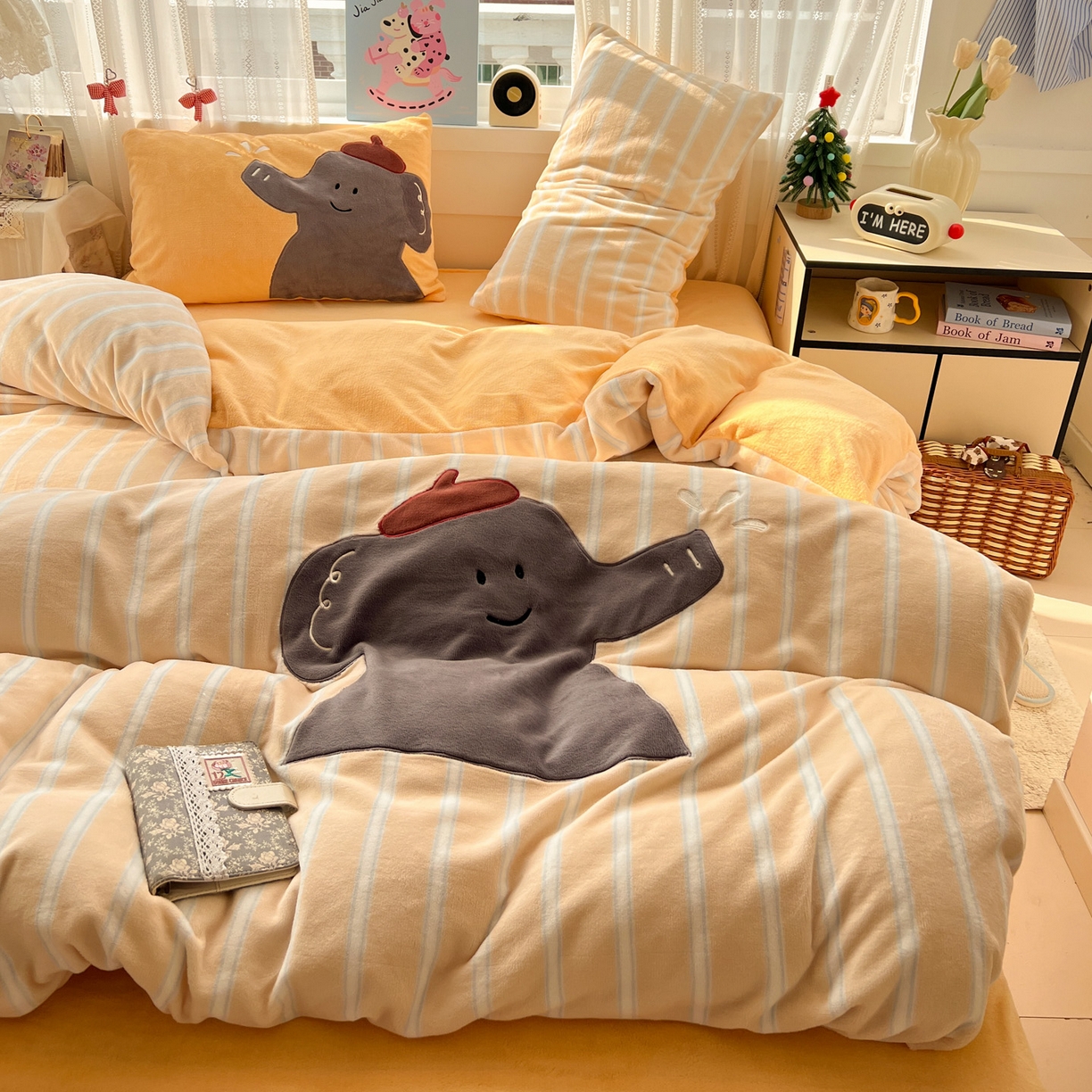 91家纺网 家纺一手货源 找家纺 品乐家纺 2025秋冬新款高克重牛奶绒贴布绣四件套 条纹小象-黄