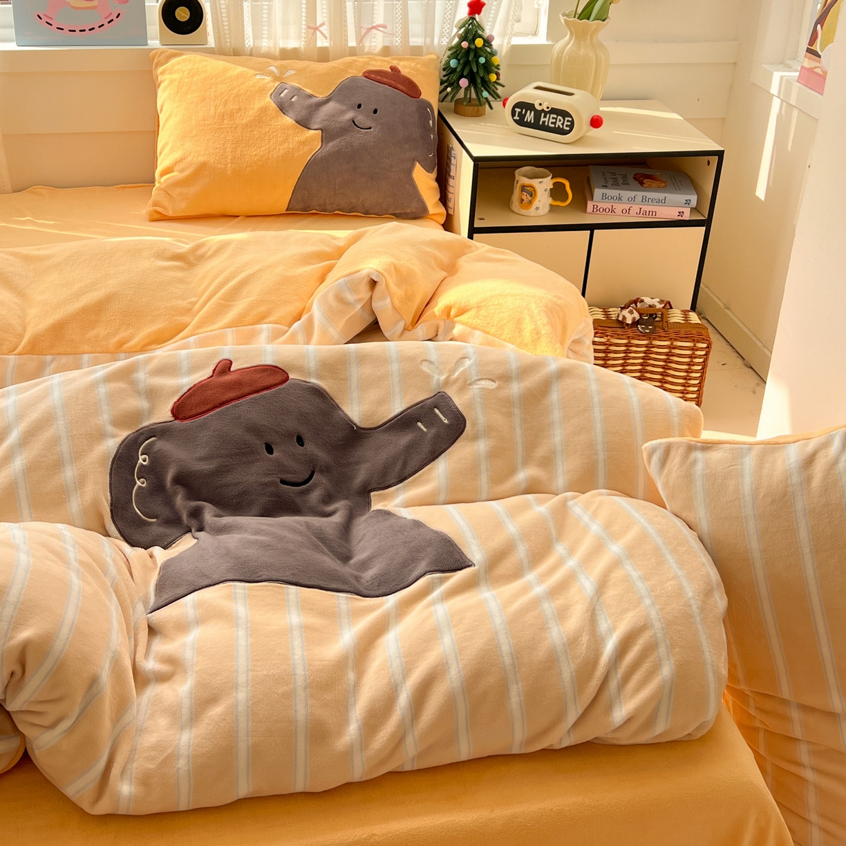 91家纺网 家纺一手货源 找家纺 品乐家纺 2025秋冬新款高克重牛奶绒贴布绣四件套 条纹小象-黄