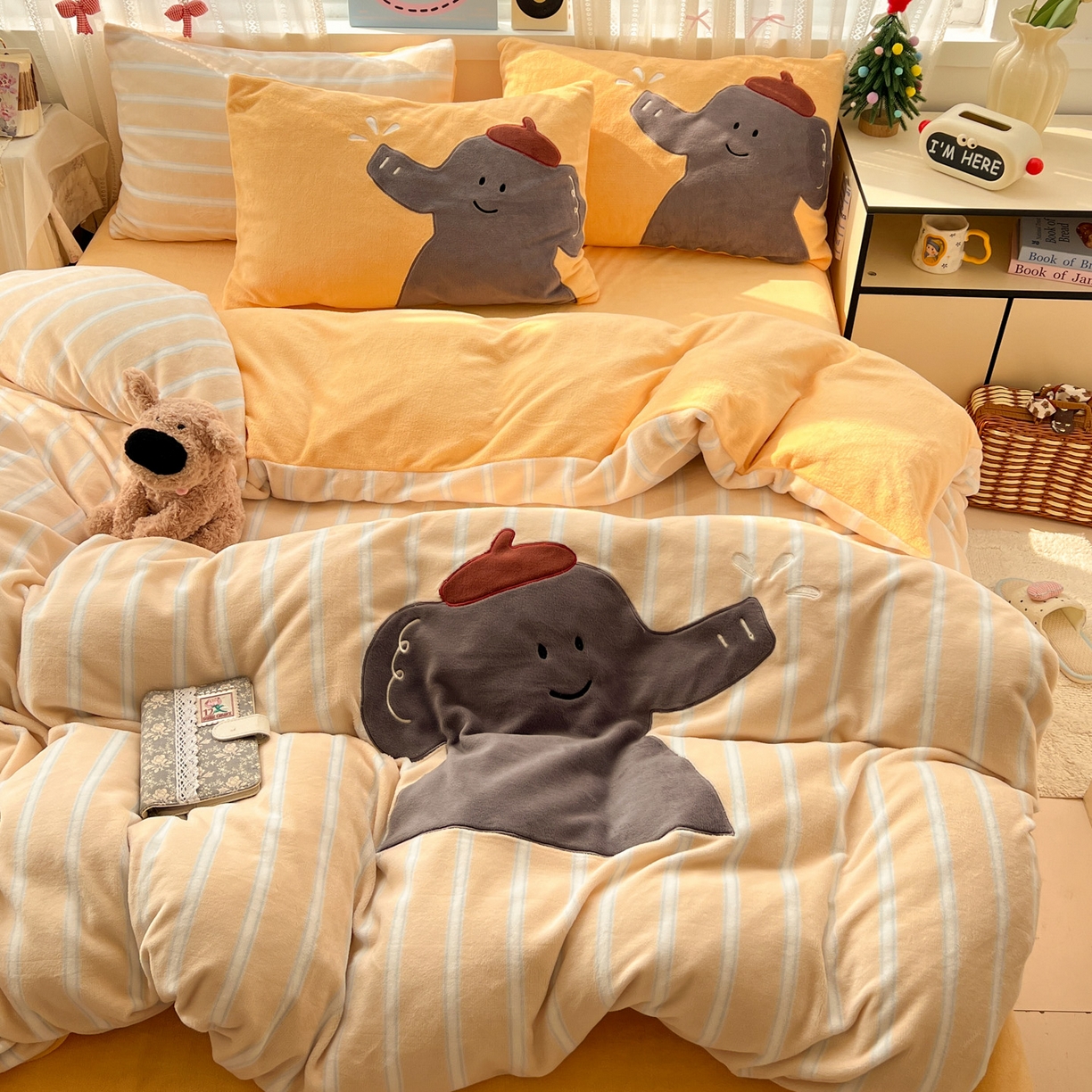 91家纺网 家纺一手货源 找家纺 品乐家纺 2025秋冬新款高克重牛奶绒贴布绣四件套 条纹小象-黄