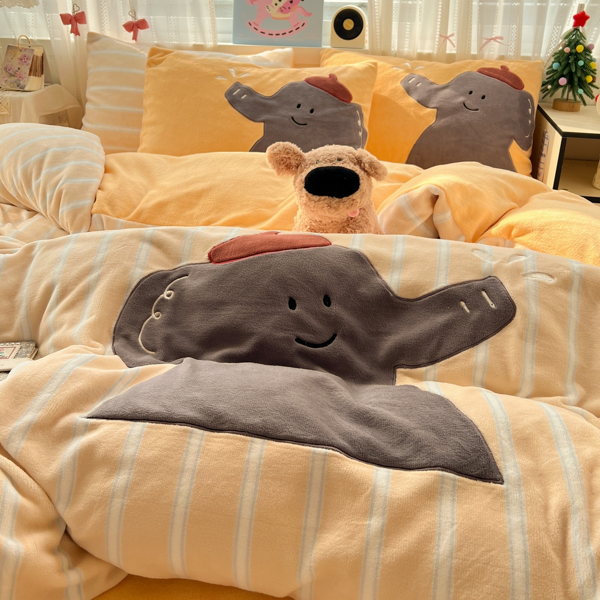 91家纺网 家纺一手货源 找家纺 品乐家纺 2025秋冬新款高克重牛奶绒贴布绣四件套 条纹小象-黄