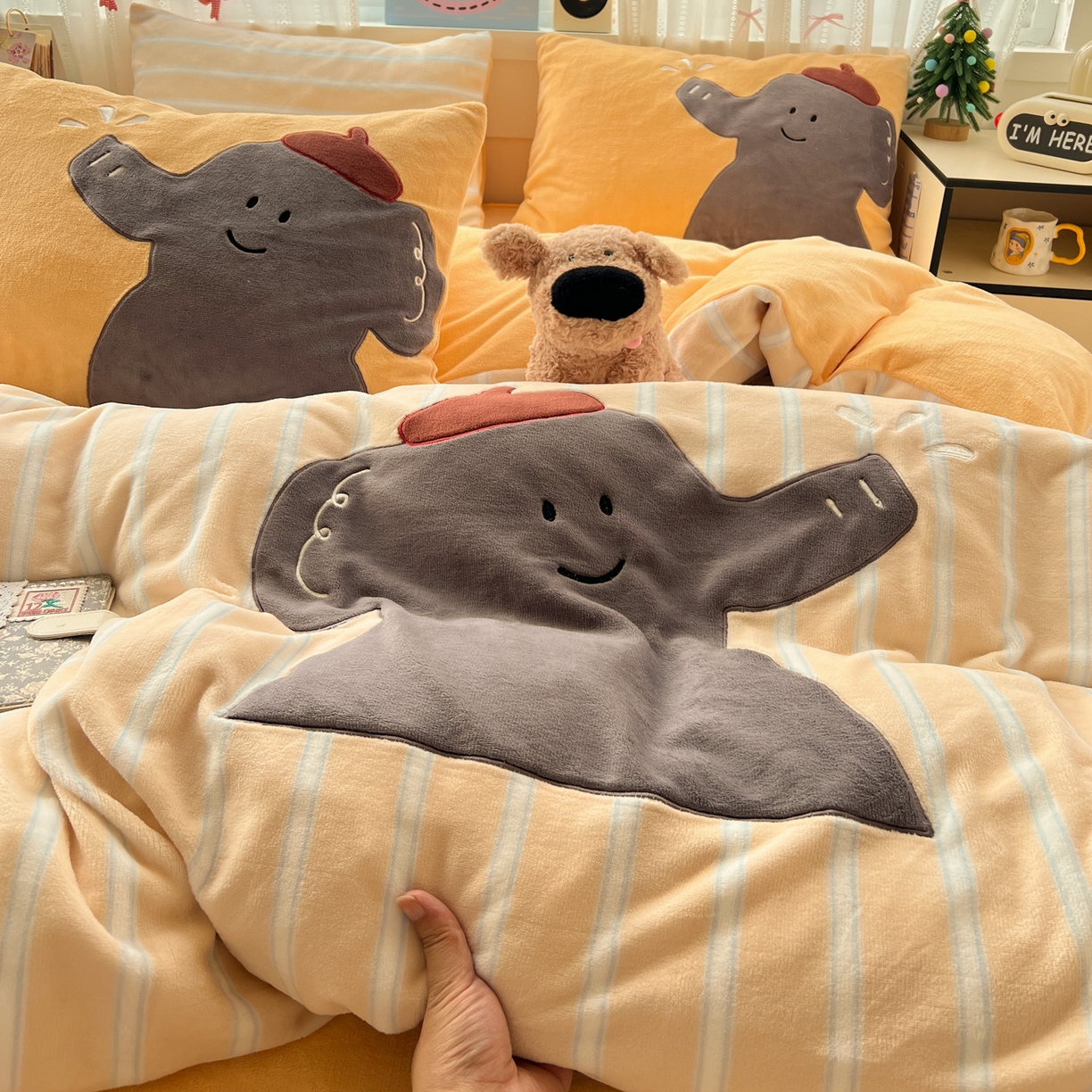 91家纺网 家纺一手货源 找家纺 品乐家纺 2025秋冬新款高克重牛奶绒贴布绣四件套 条纹小象-黄