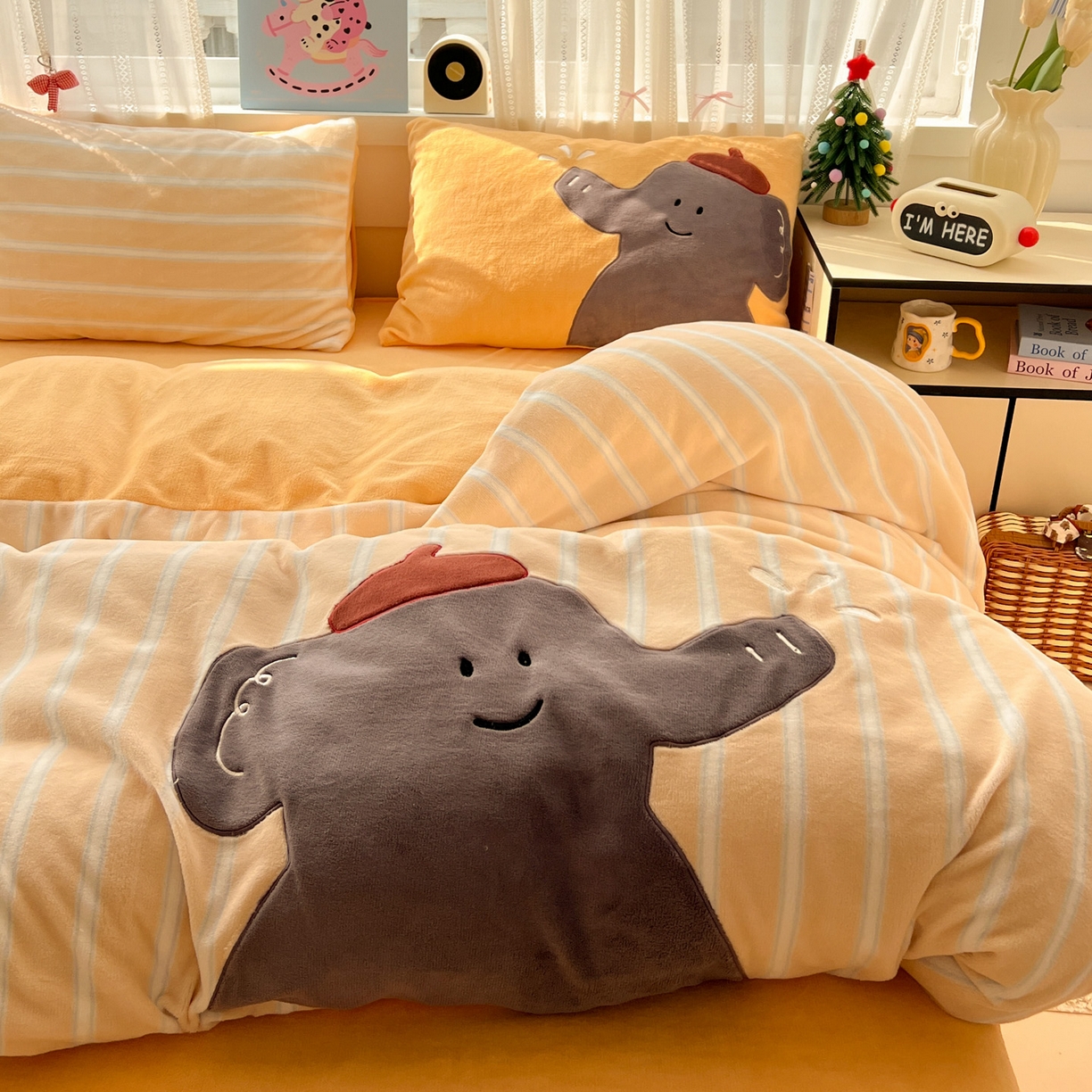 91家纺网 家纺一手货源 找家纺 品乐家纺 2025秋冬新款高克重牛奶绒贴布绣四件套 条纹小象-黄