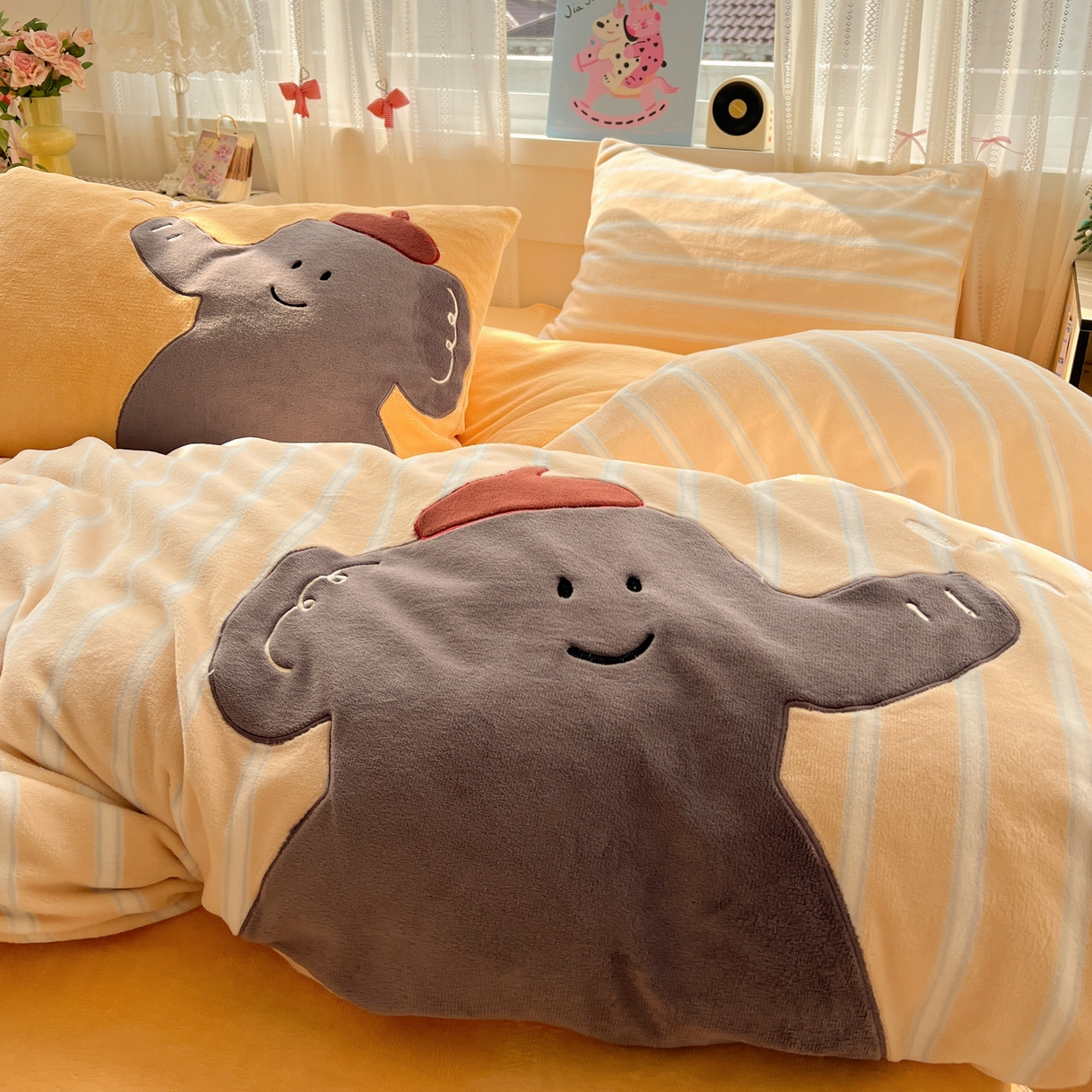 91家纺网 家纺一手货源 找家纺 品乐家纺 2025秋冬新款高克重牛奶绒贴布绣四件套 条纹小象-黄