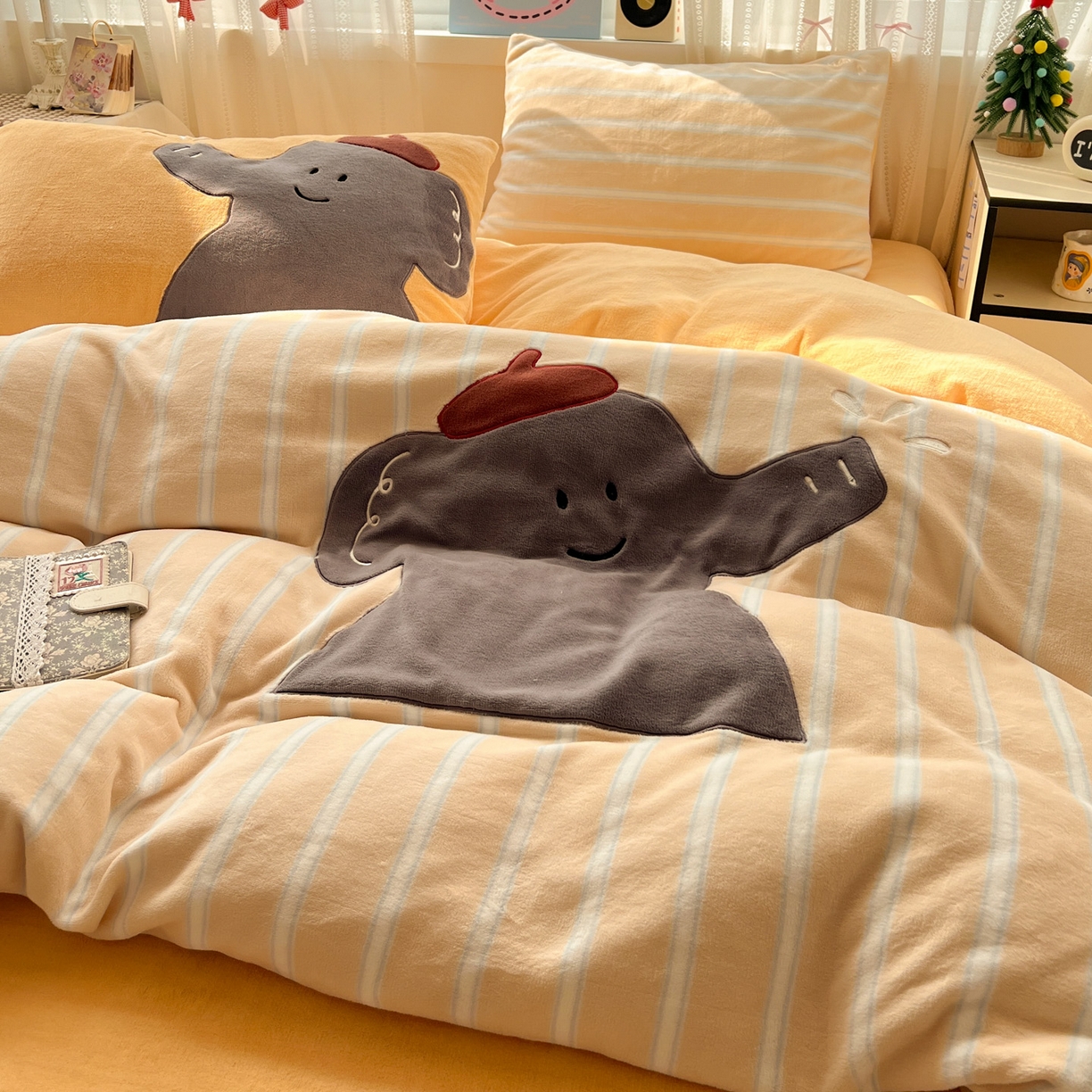 91家纺网 家纺一手货源 找家纺 品乐家纺 2025秋冬新款高克重牛奶绒贴布绣四件套 条纹小象-黄