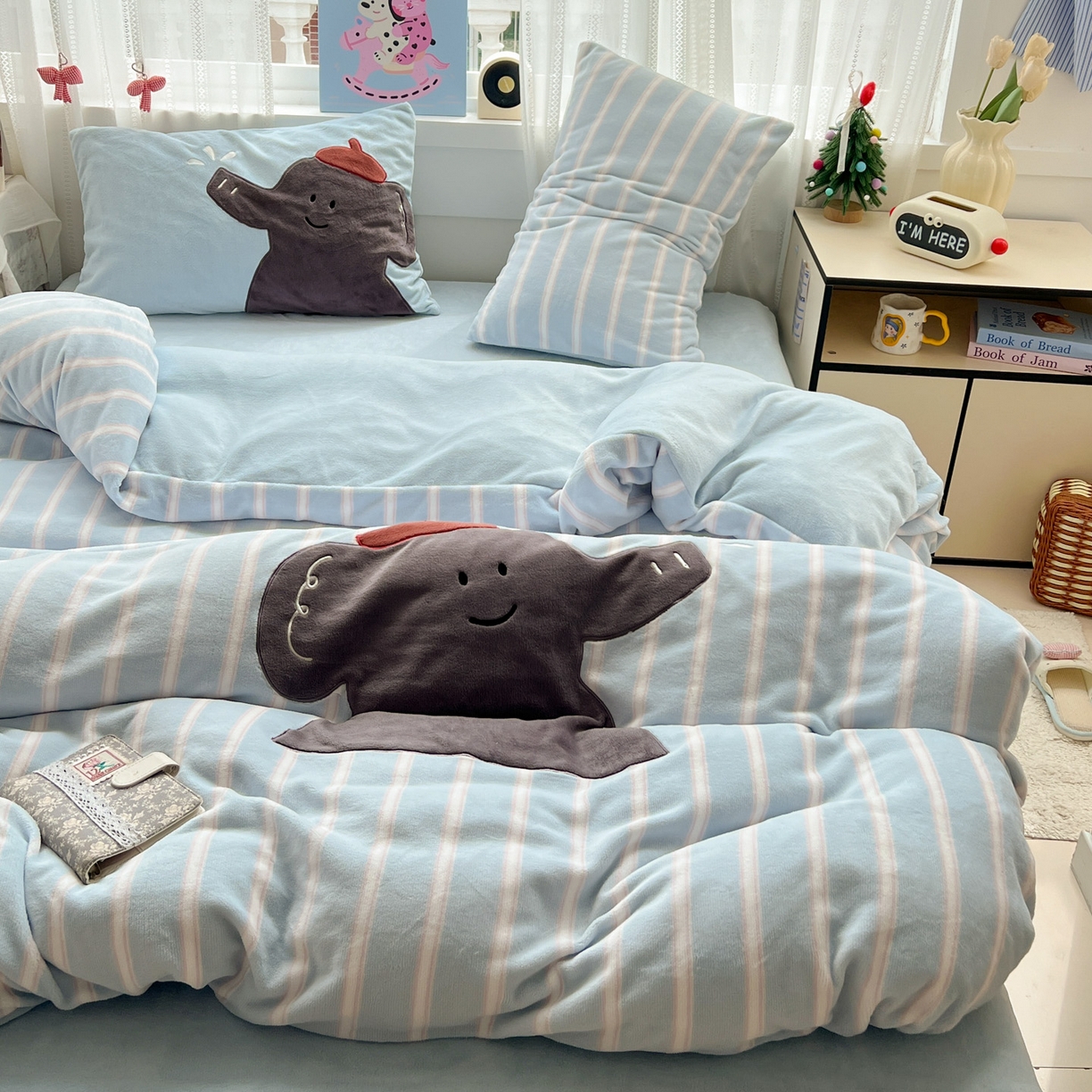 91家纺网 家纺一手货源 找家纺 品乐家纺 2025秋冬新款高克重牛奶绒贴布绣四件套 条纹小象-蓝