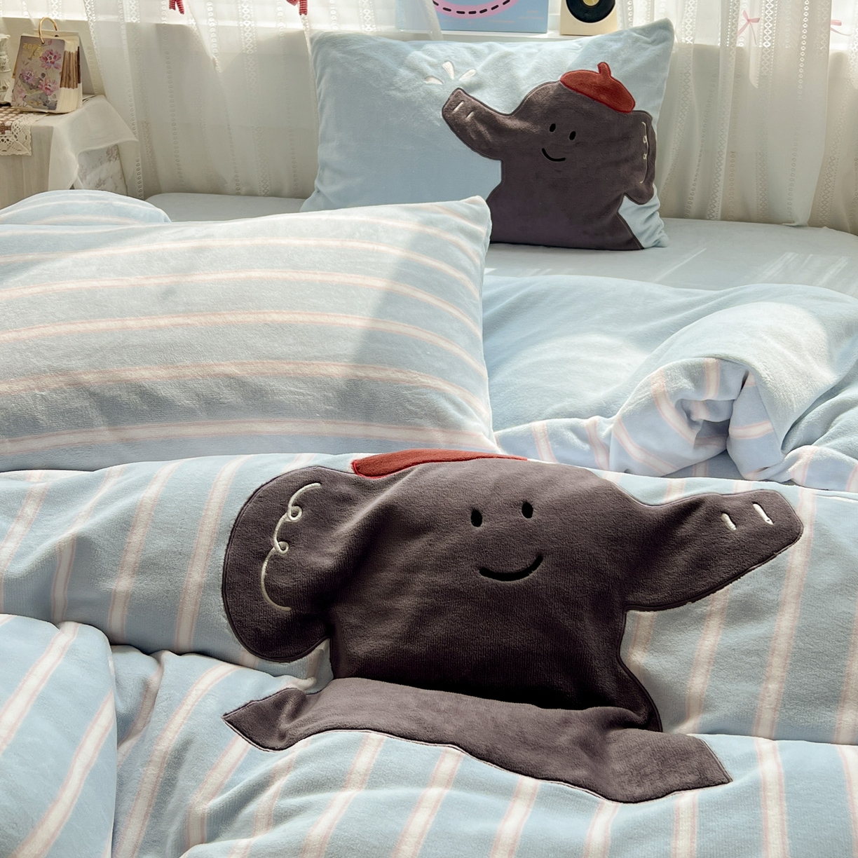 91家纺网 家纺一手货源 找家纺 品乐家纺 2025秋冬新款高克重牛奶绒贴布绣四件套 条纹小象-蓝