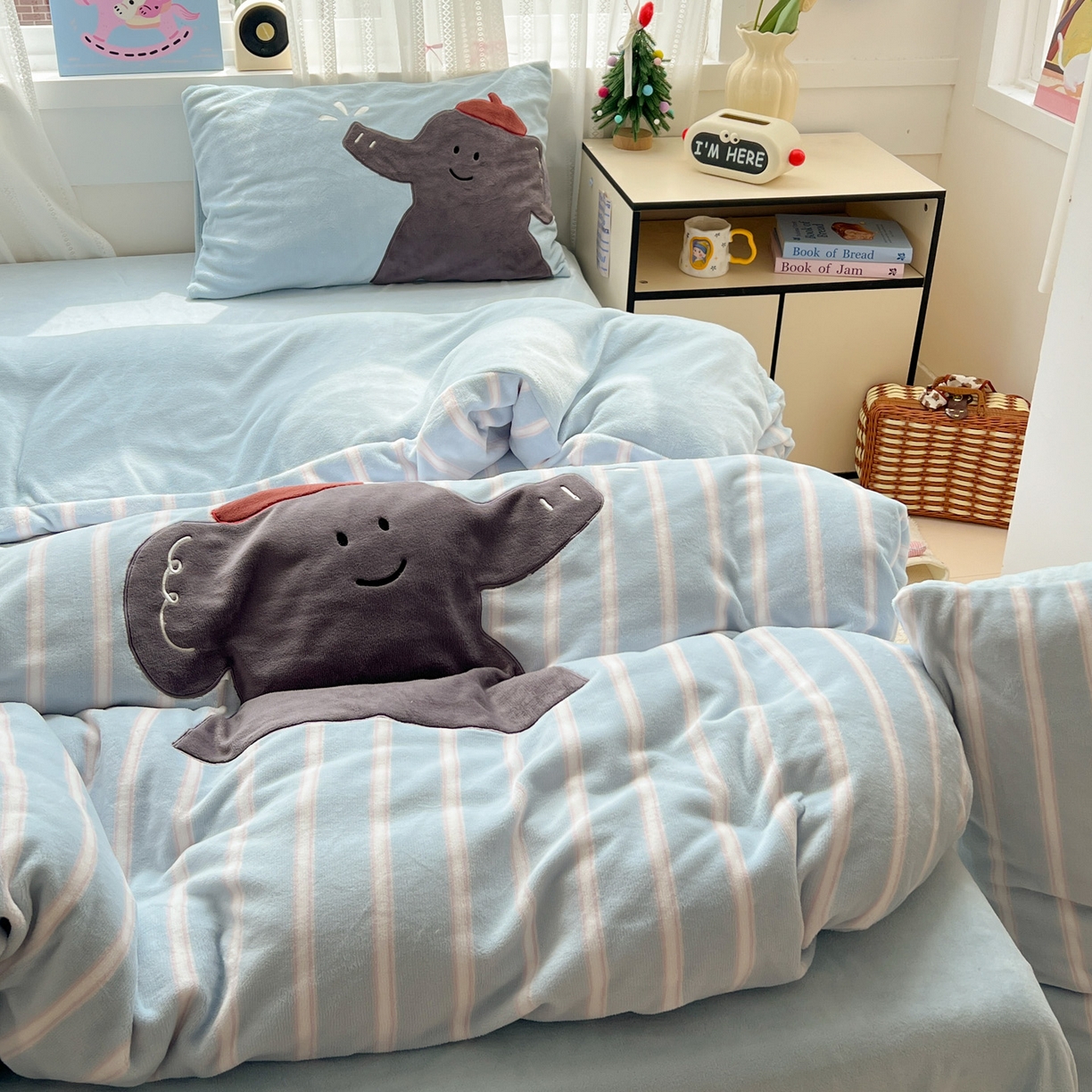 91家纺网 家纺一手货源 找家纺 品乐家纺 2025秋冬新款高克重牛奶绒贴布绣四件套 条纹小象-蓝