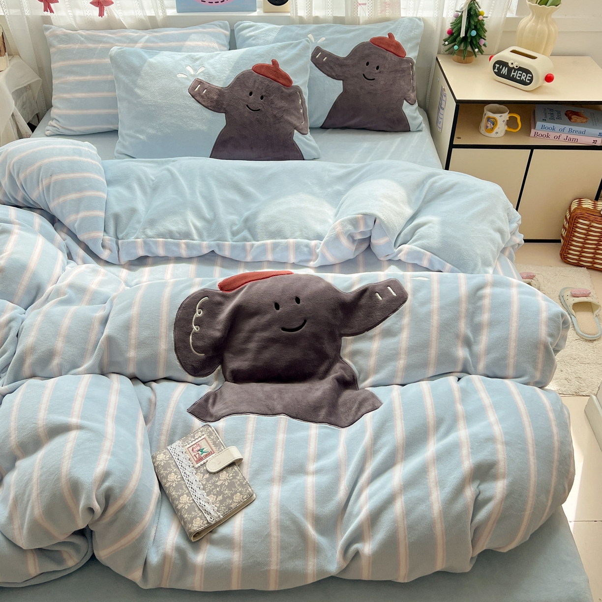 91家纺网 家纺一手货源 找家纺 品乐家纺 2025秋冬新款高克重牛奶绒贴布绣四件套 条纹小象-蓝