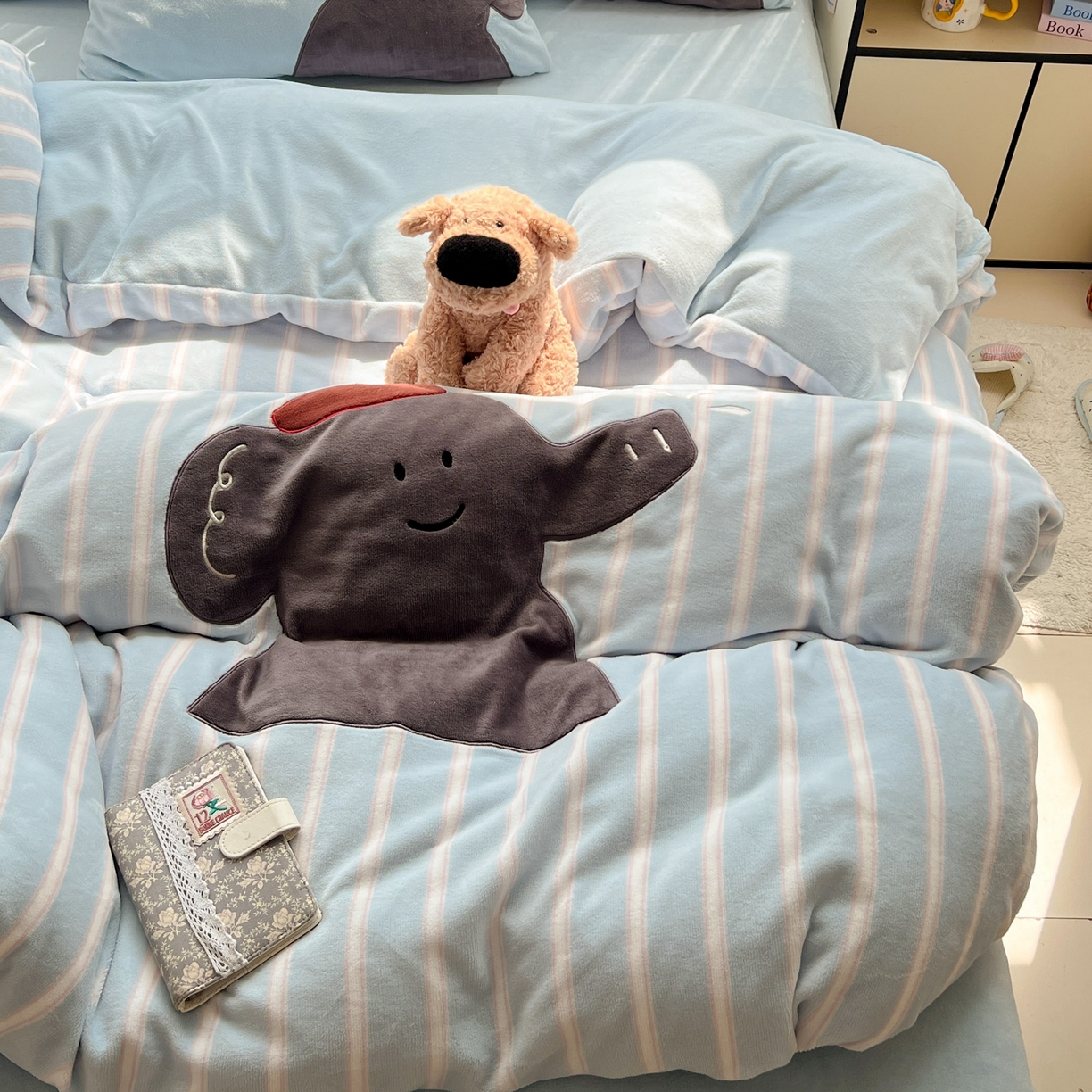 91家纺网 家纺一手货源 找家纺 品乐家纺 2025秋冬新款高克重牛奶绒贴布绣四件套 条纹小象-蓝