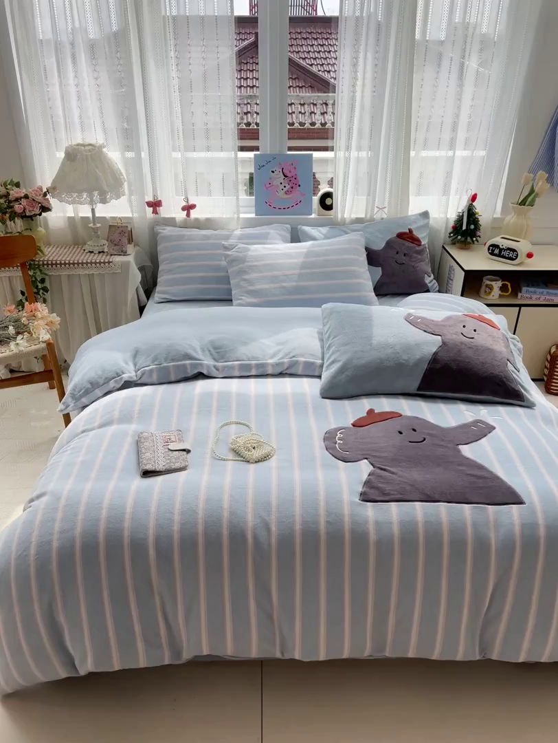 91家纺网 家纺一手货源 找家纺 品乐家纺 2025秋冬新款高克重牛奶绒贴布绣四件套 条纹小象-蓝