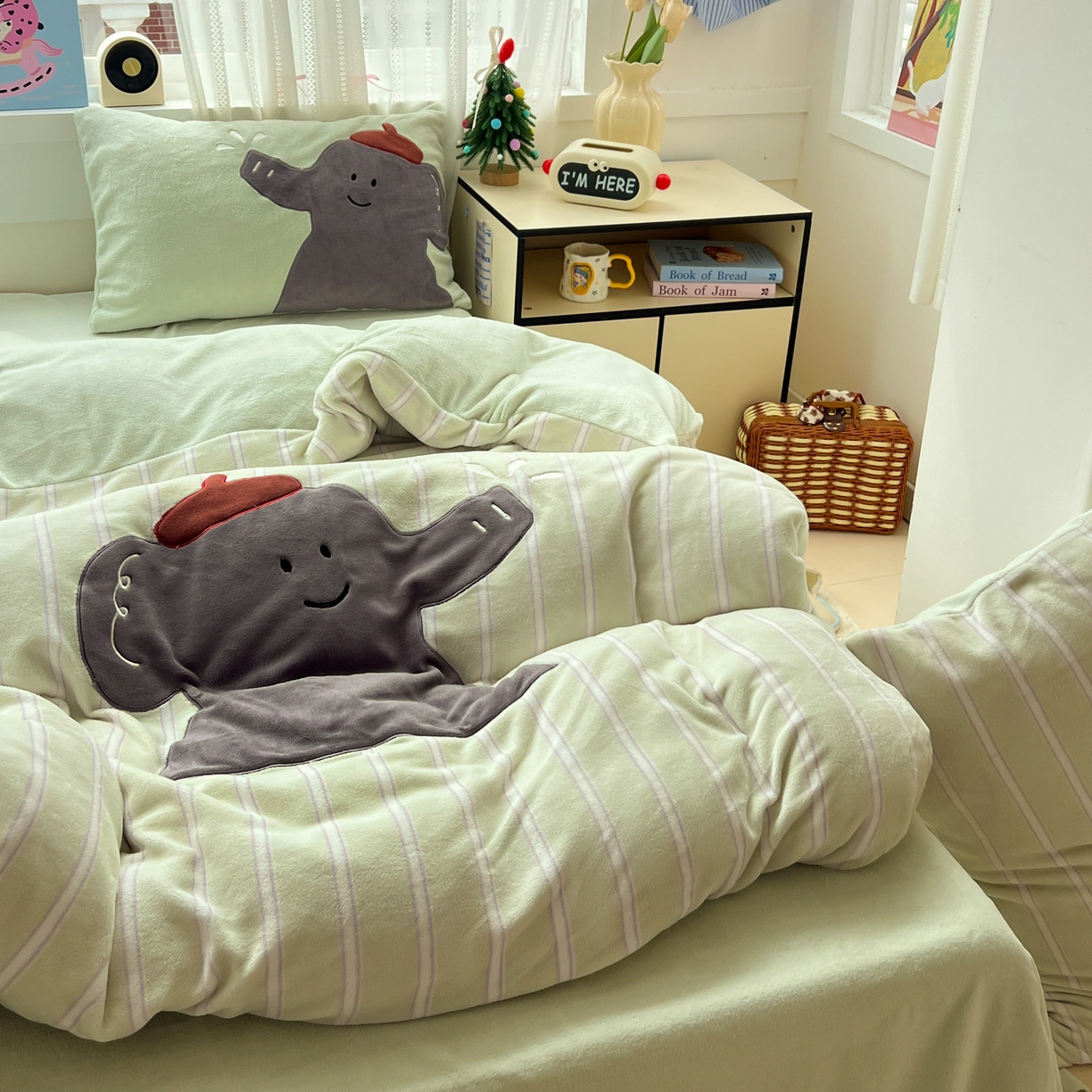 91家纺网 家纺一手货源 找家纺 品乐家纺 2025秋冬新款高克重牛奶绒贴布绣四件套 条纹小象-绿