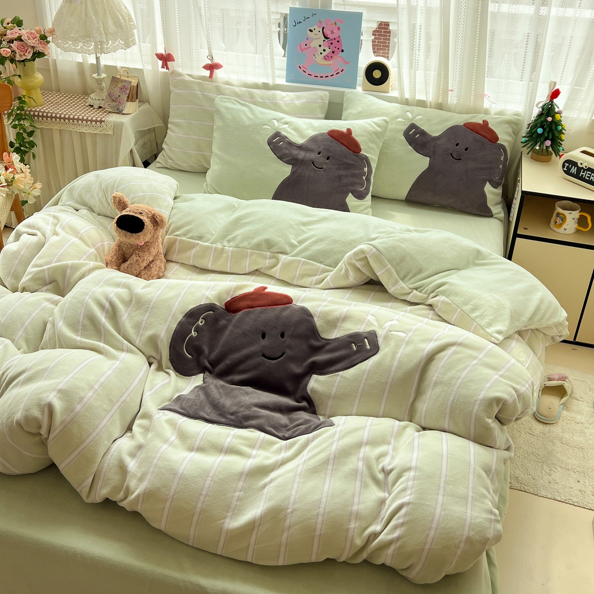 91家纺网 家纺一手货源 找家纺 品乐家纺 2025秋冬新款高克重牛奶绒贴布绣四件套 条纹小象-绿