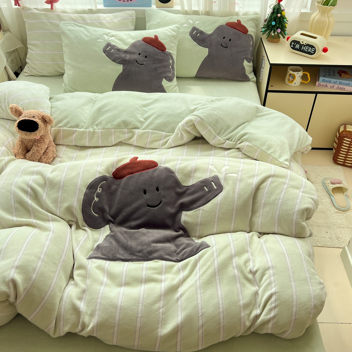 91家纺网 家纺一手货源 找家纺 品乐家纺 2025秋冬新款高克重牛奶绒贴布绣四件套 条纹小象-绿