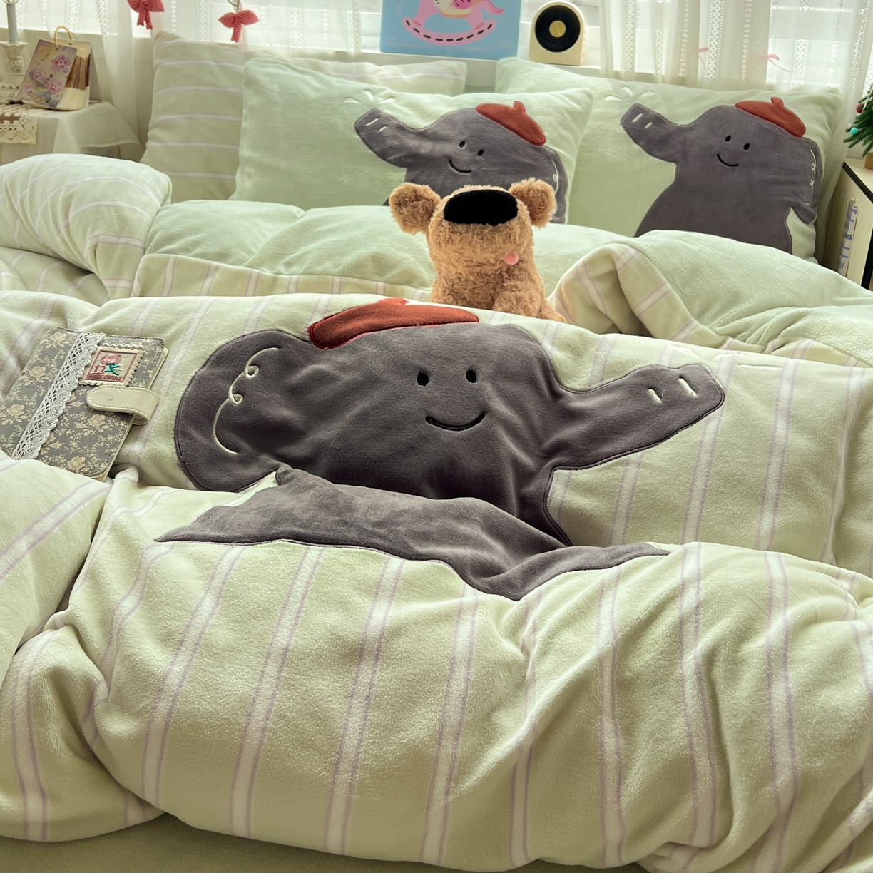 91家纺网 家纺一手货源 找家纺 品乐家纺 2025秋冬新款高克重牛奶绒贴布绣四件套 条纹小象-绿