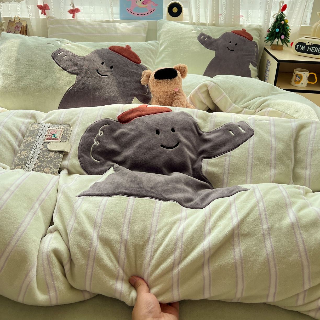 91家纺网 家纺一手货源 找家纺 品乐家纺 2025秋冬新款高克重牛奶绒贴布绣四件套 条纹小象-绿