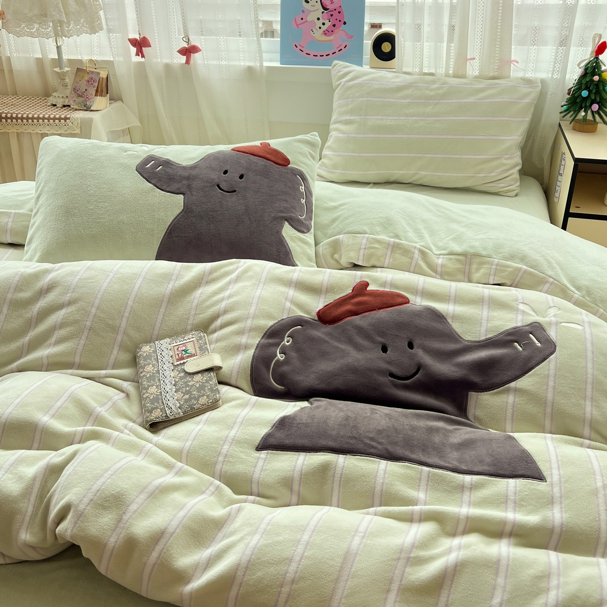 91家纺网 家纺一手货源 找家纺 品乐家纺 2025秋冬新款高克重牛奶绒贴布绣四件套 条纹小象-绿