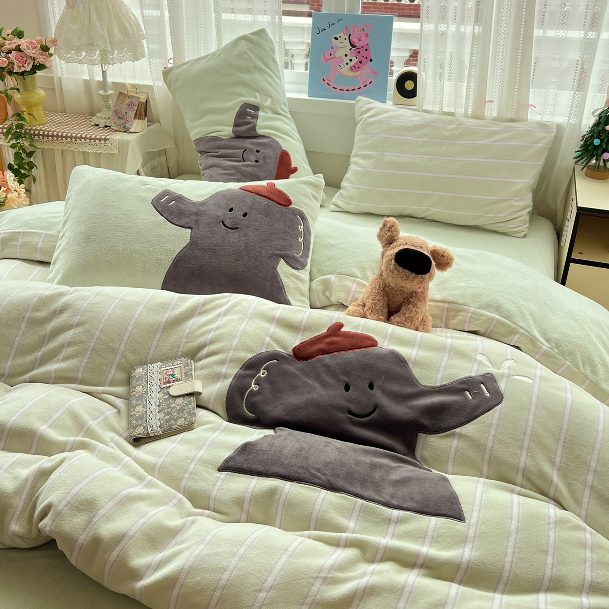 91家纺网 家纺一手货源 找家纺 品乐家纺 2025秋冬新款高克重牛奶绒贴布绣四件套 条纹小象-绿