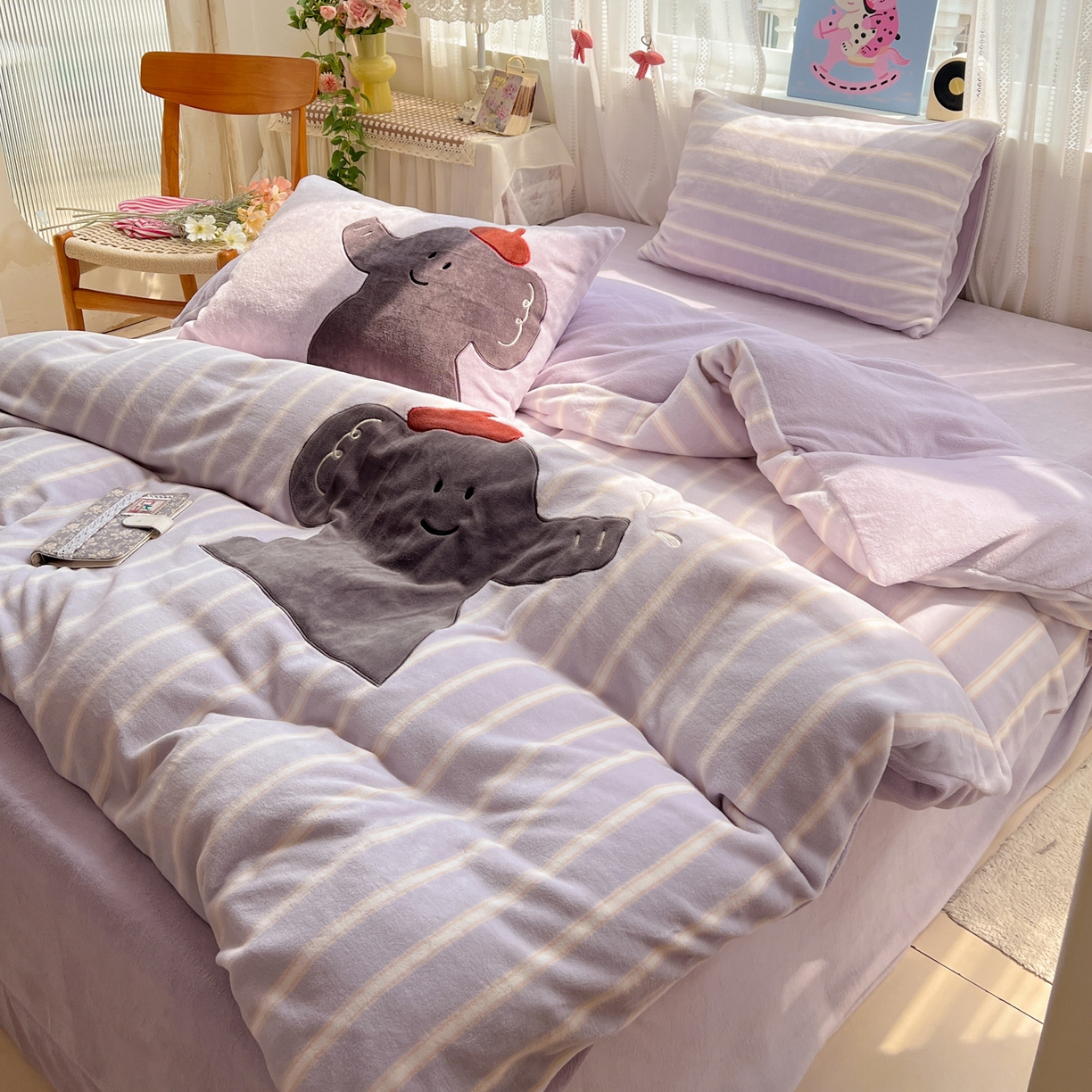 91家纺网 家纺一手货源 找家纺 品乐家纺 2025秋冬新款高克重牛奶绒贴布绣四件套 条纹小象-紫