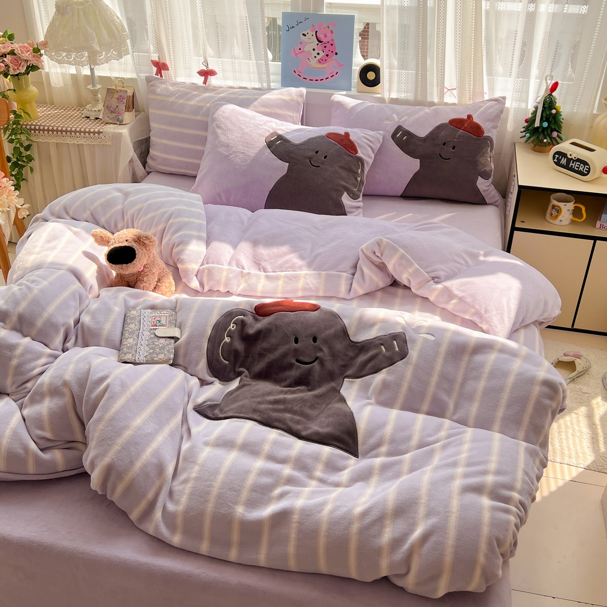 91家纺网 家纺一手货源 找家纺 品乐家纺 2025秋冬新款高克重牛奶绒贴布绣四件套 条纹小象-紫