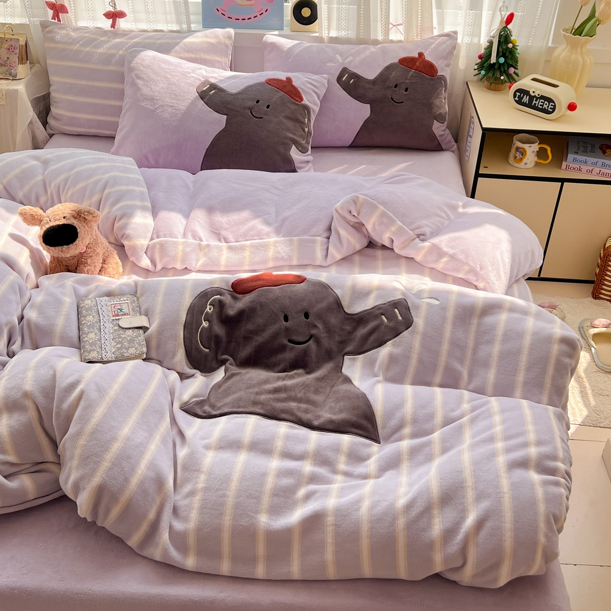 91家纺网 家纺一手货源 找家纺 品乐家纺 2025秋冬新款高克重牛奶绒贴布绣四件套 条纹小象-紫