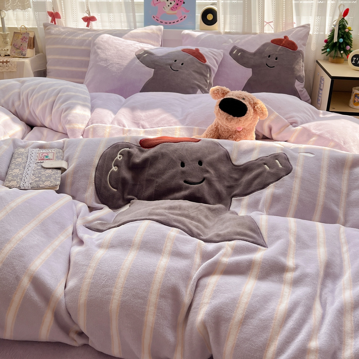 91家纺网 家纺一手货源 找家纺 品乐家纺 2025秋冬新款高克重牛奶绒贴布绣四件套 条纹小象-紫