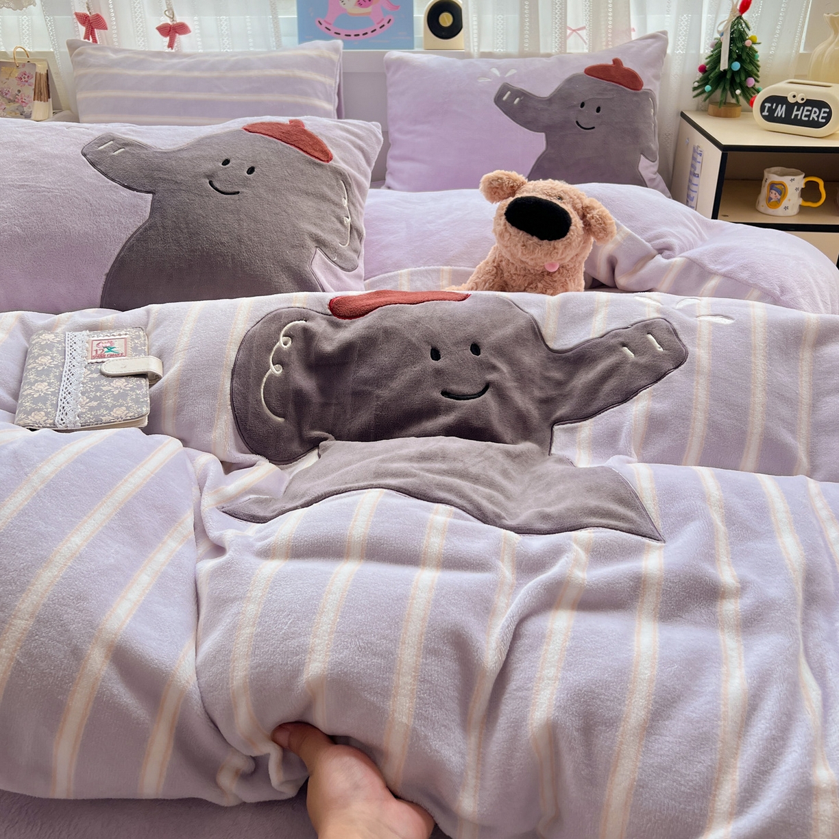 91家纺网 家纺一手货源 找家纺 品乐家纺 2025秋冬新款高克重牛奶绒贴布绣四件套 条纹小象-紫