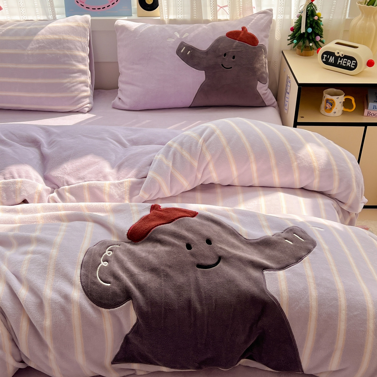 91家纺网 家纺一手货源 找家纺 品乐家纺 2025秋冬新款高克重牛奶绒贴布绣四件套 条纹小象-紫