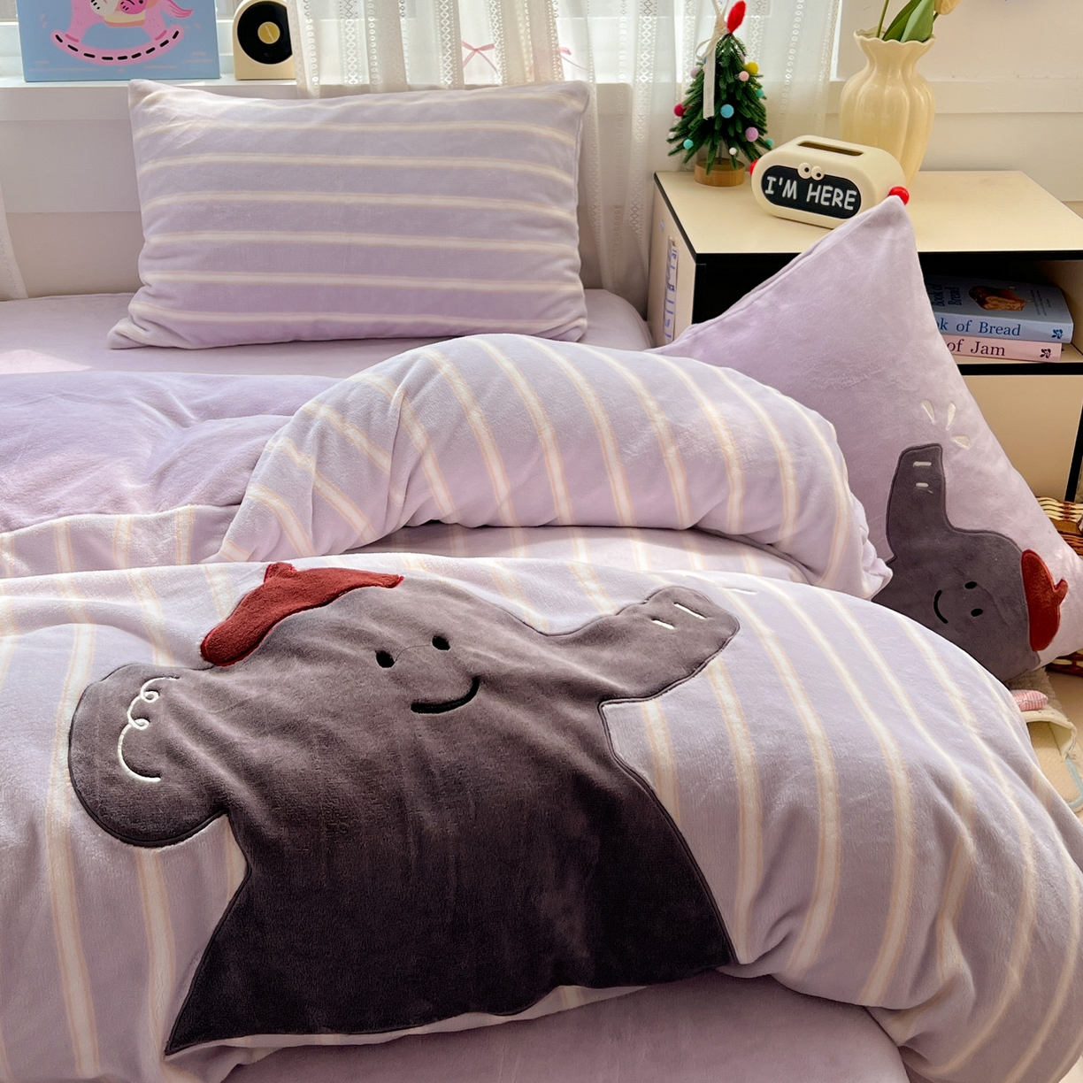 91家纺网 家纺一手货源 找家纺 品乐家纺 2025秋冬新款高克重牛奶绒贴布绣四件套 条纹小象-紫